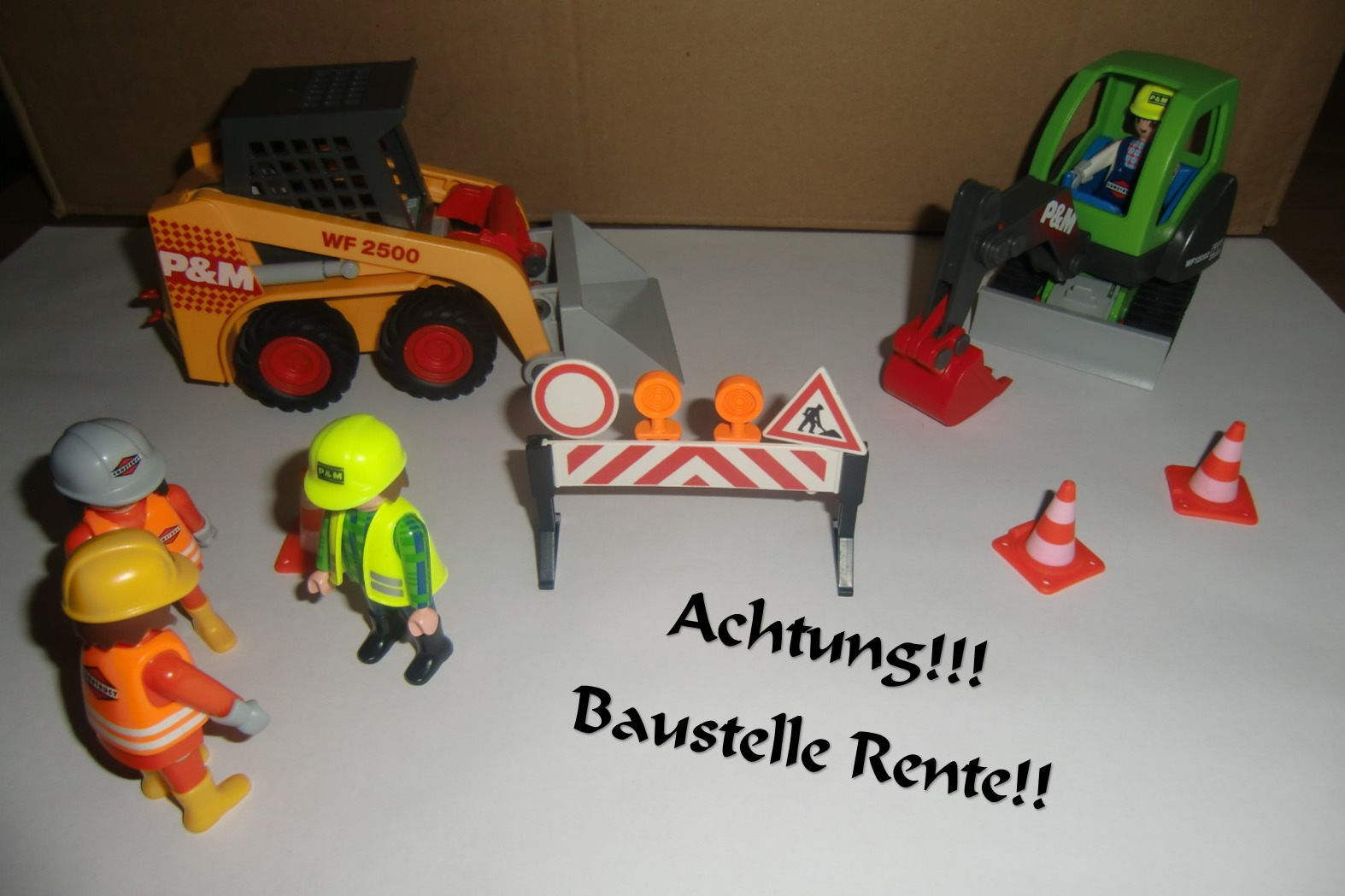 Symbolbild zum Thema Rente, zeigt eine Baustelle mit Figuren und dem Schriftzug "Achtung Baustelle Rente!!"