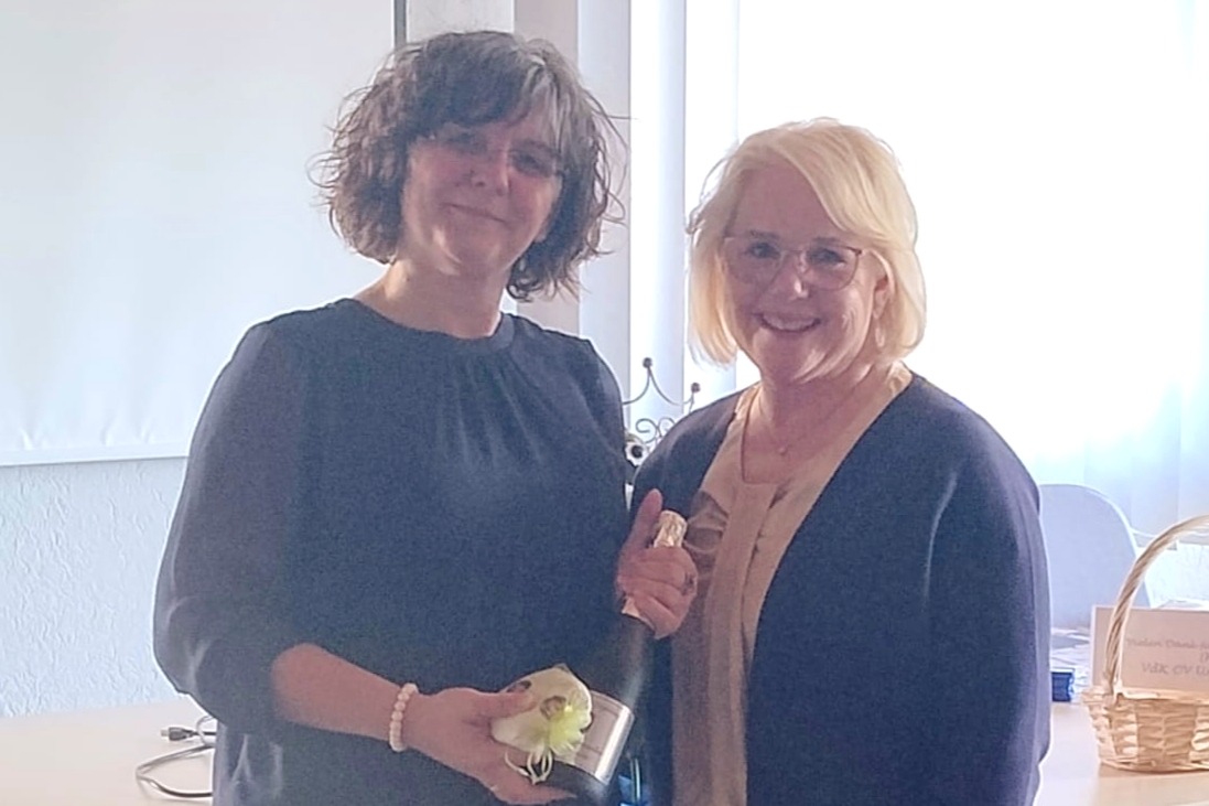 VdK Vorst&auml;ndin Jutta Streher bedankt sich bei Tanja Wei&szlig; mit einem Pr&auml;sent f&uuml;r die m&auml;rchenhaften Geschichten