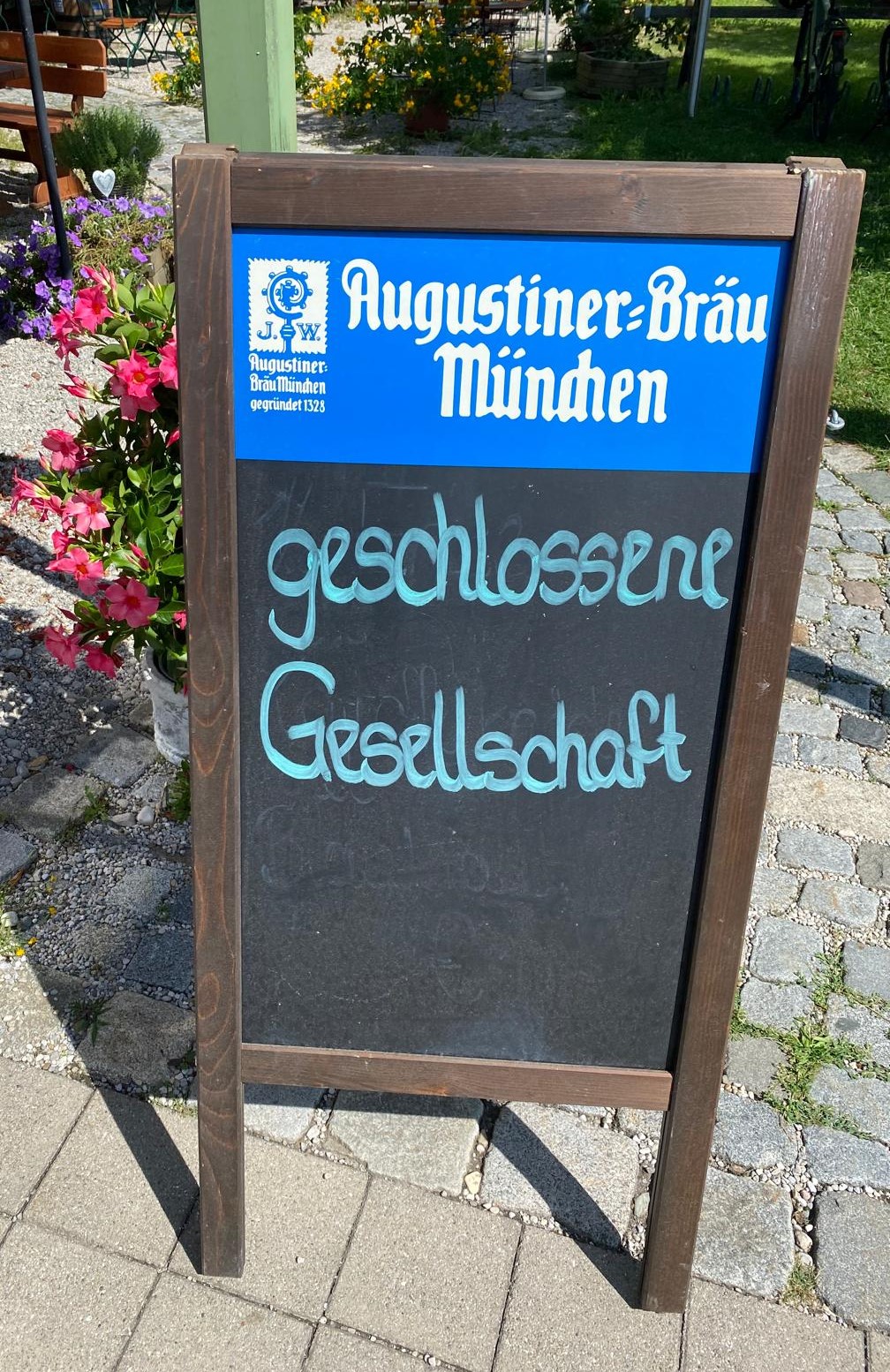 Aufsteller am Eingang zum Angerbauerhof mit Text "Geschlossene Gesellschaft"