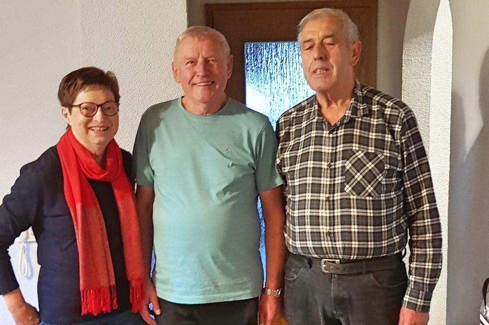 Doris Zeitler (links) und Franz Weisser (rechts) überbrachten die Glückwünsche des VdK an Gottfried Münzel.