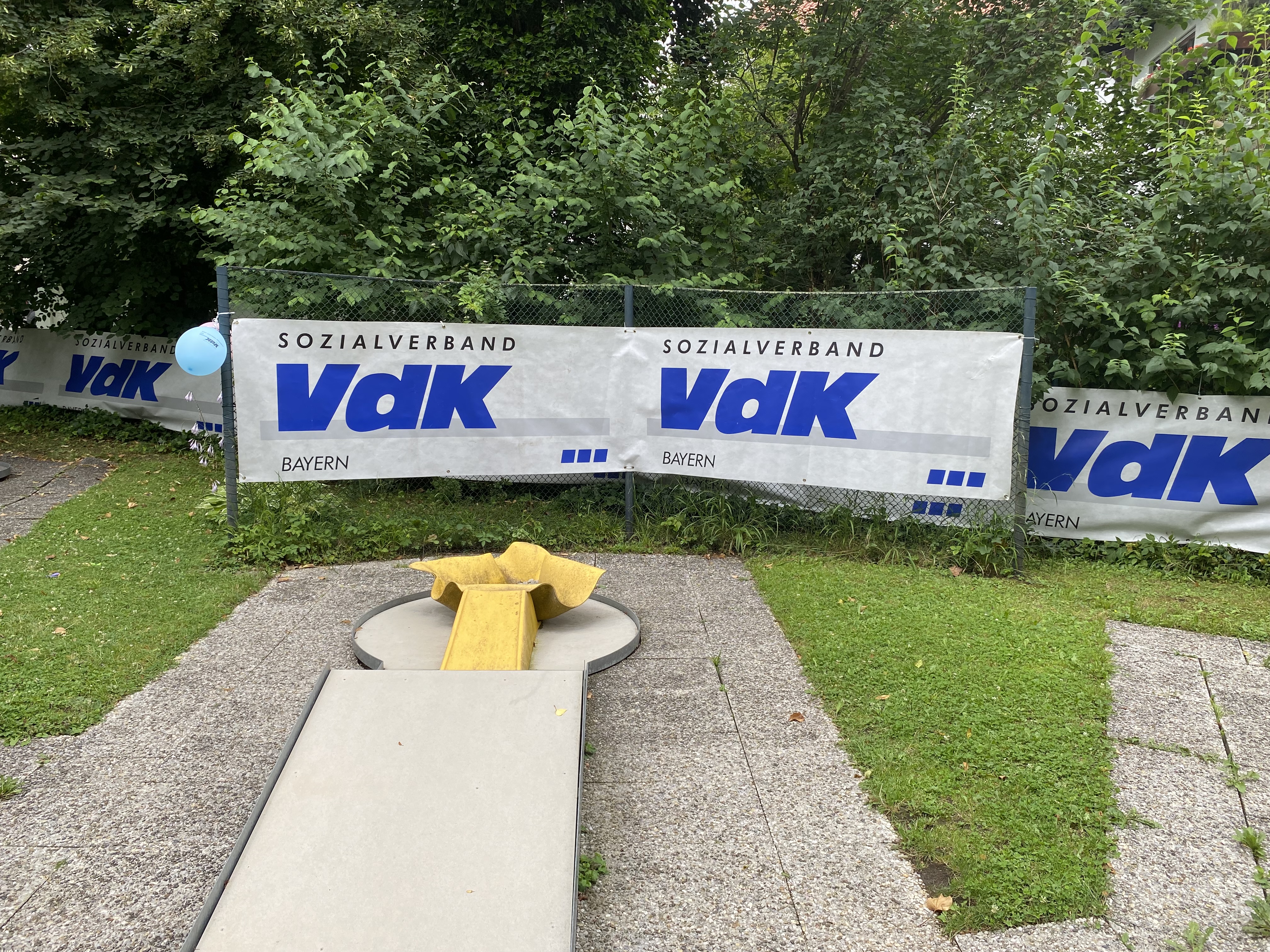 Minigolfbahn mit dem Logo des VdK Bayern