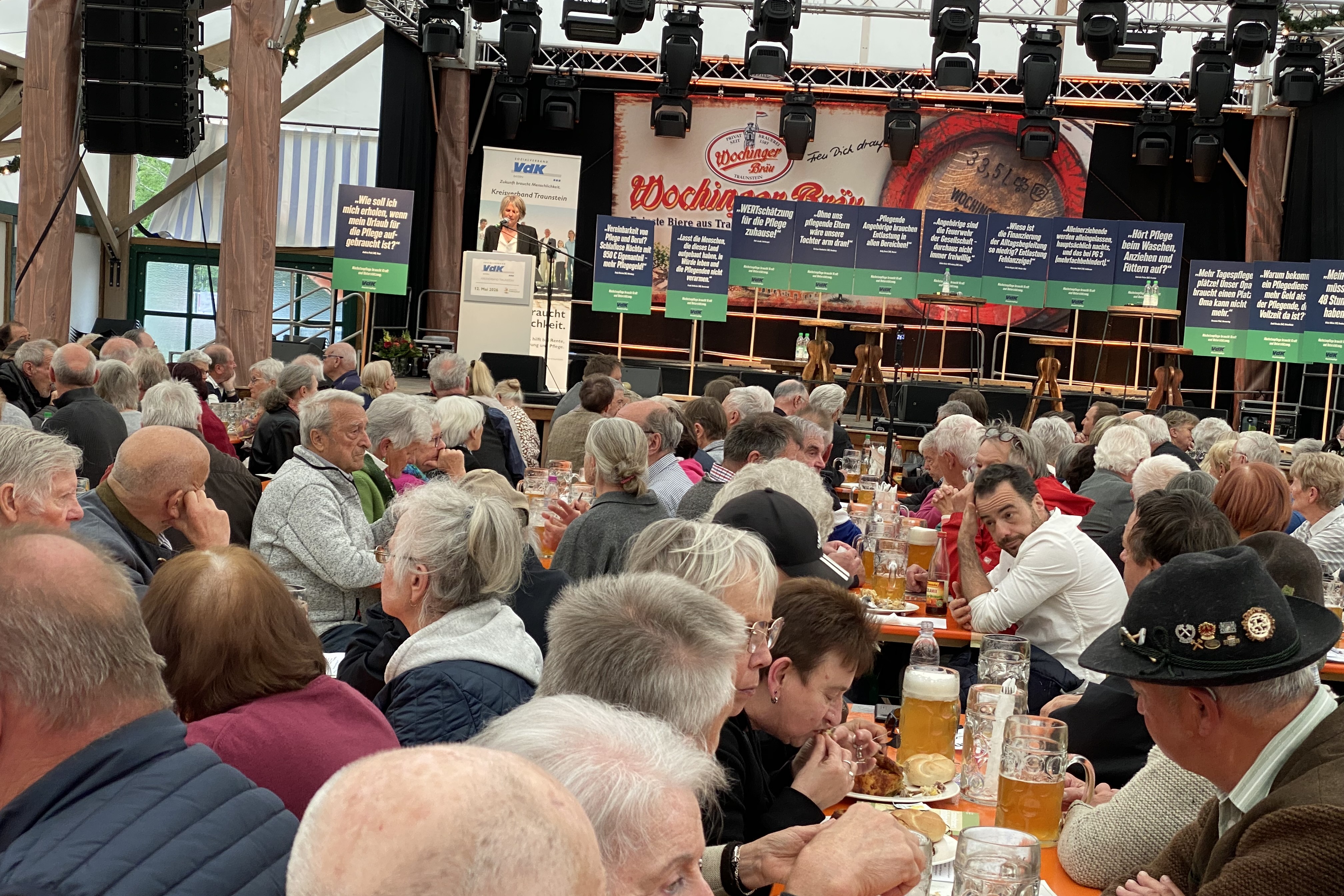 Gruppe von Menschen verschiedenen Geschlechts und Alters
