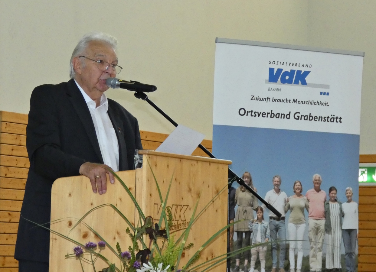 Sehr gut besucht war die Jubiläumsveranstaltung „75 Jahre VdK-Ortsverband Grabenstätt“. Der langjährige 1. Vorsitzende Rudi Göbel freute sich über die vielen Gäste und hob in seiner Rede die vielen ehrenamtlichen Helfer und Kümmerer vor Ort hervor, die sich seit der Gründung im Jahr 1949 den Sorgen und Nöten der Menschen angenommen hätten.