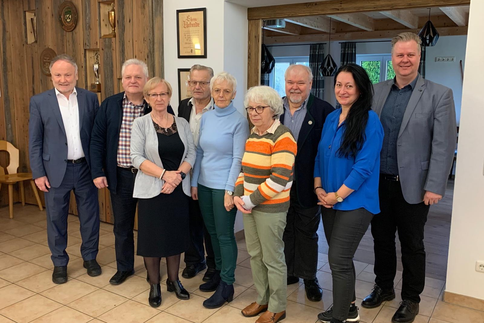 Neuwahlen beim VdK in Garham mit (v.l.) Kreisvorsitzendem Willi Wagenpfeil, J&uuml;rgen Blaschko,Vorsitzender Rosina Volkmer, Bernhard Stra&szlig;l, Weneda Fonfara, Annemarie Hanglberger-Schnall, Alois Kapfhammer, Simone Stra&szlig;l, Josef Kufner.