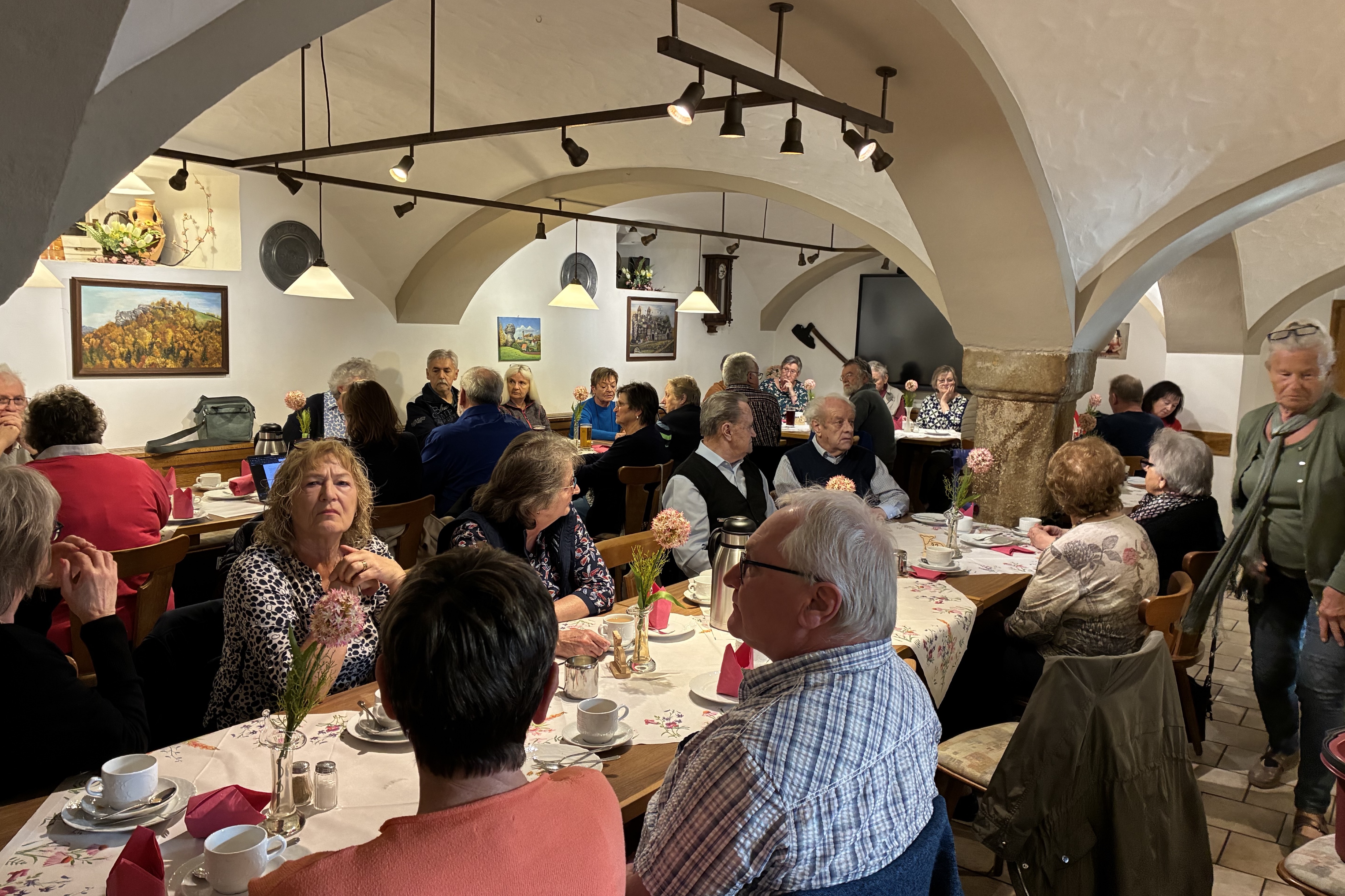 gem&uuml;tlicher Dorfkeller des &bdquo;Goldenen Lamm&ldquo; in Plankenfels