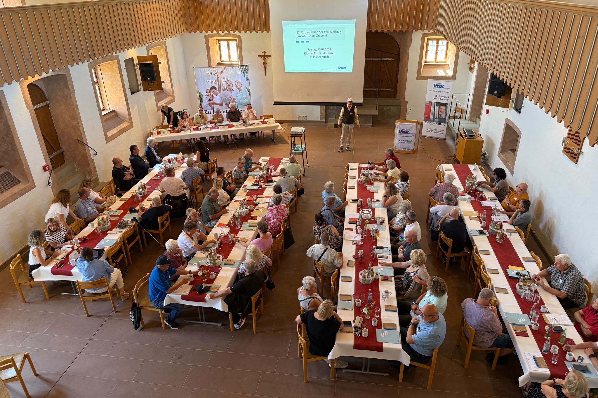 Abbild der Delegierten zum Kreisverbandstag im Saal