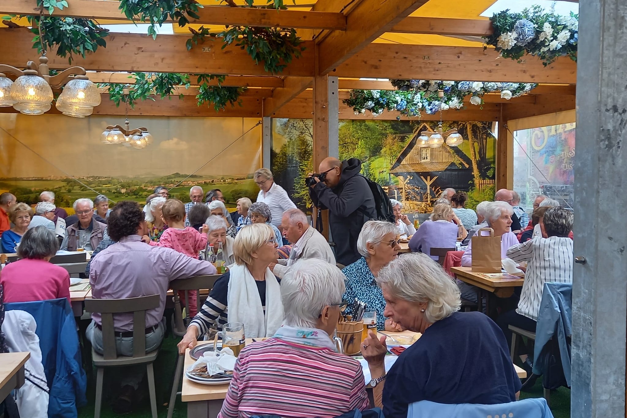 Blick auf die Tischgruppen des VdK auf dem N&uuml;rnberger Herbstvolksfest