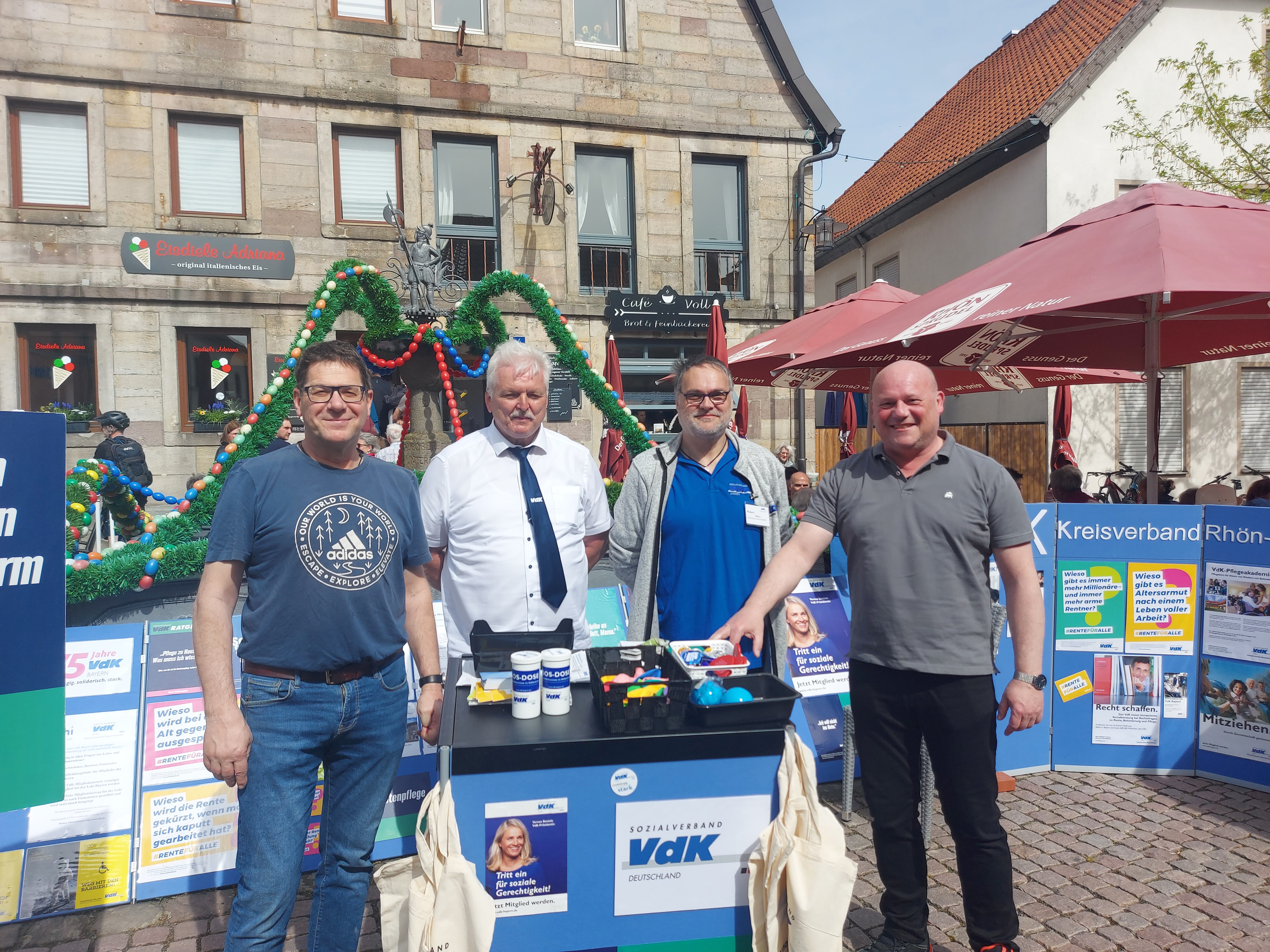 4 Männer am VdK Stand