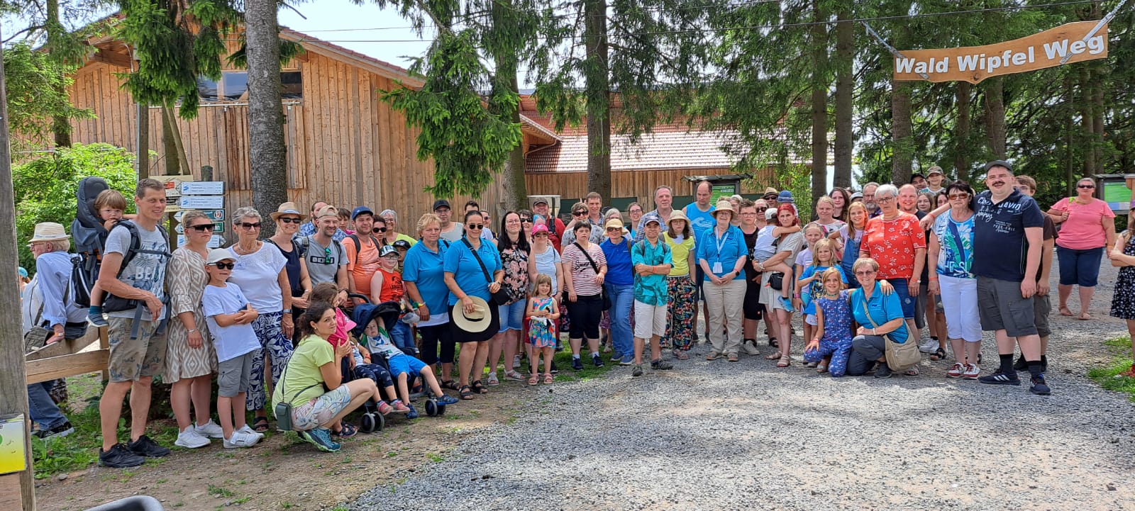 Viele Familien mit Kindern stehen vor dem Eingang zum Waldwipfelweg