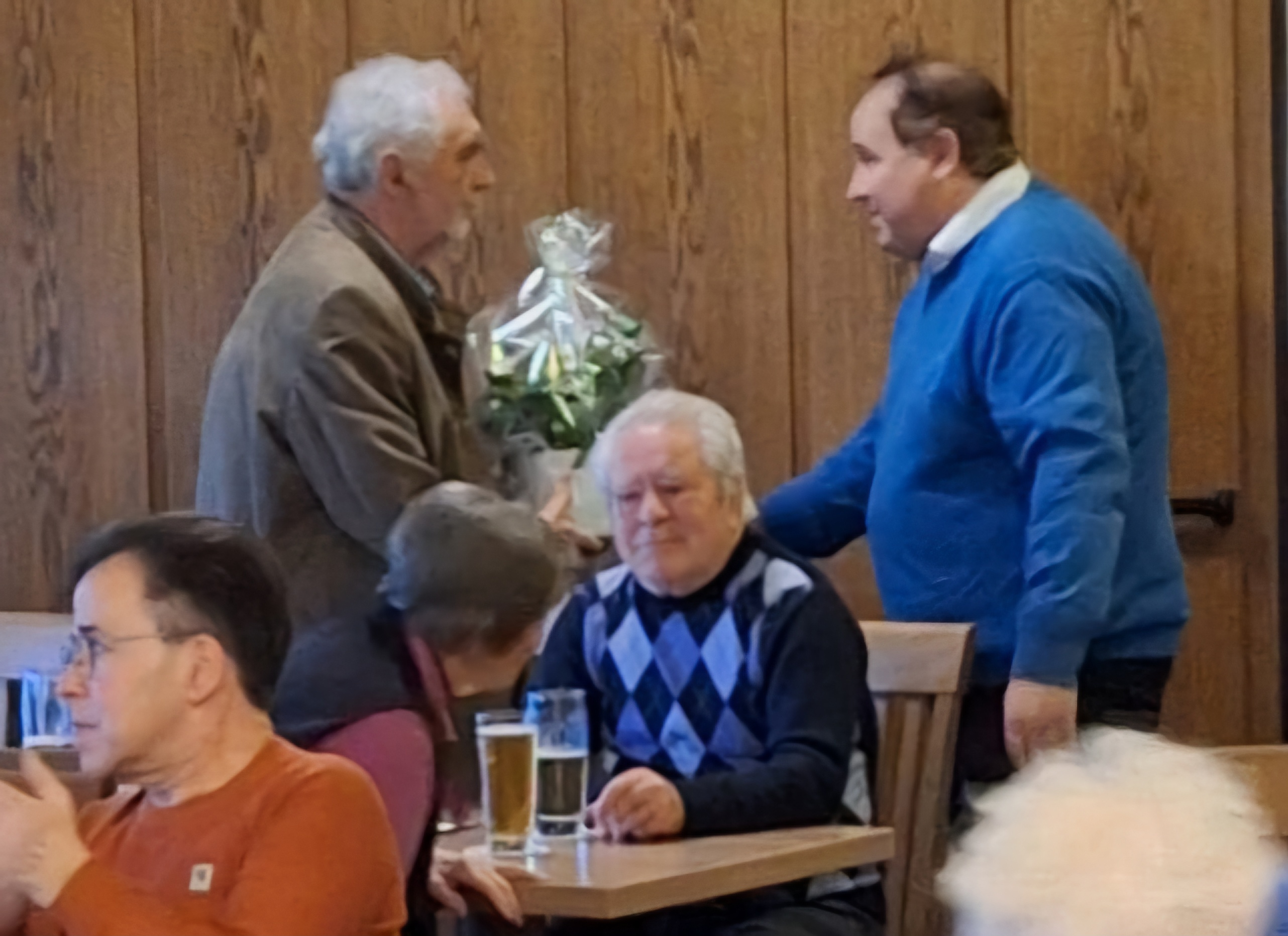 Verabschiedung von Herrn Heinz Geyer - Überreichung eines Blumenstraußes durch den OV Hans Kunz