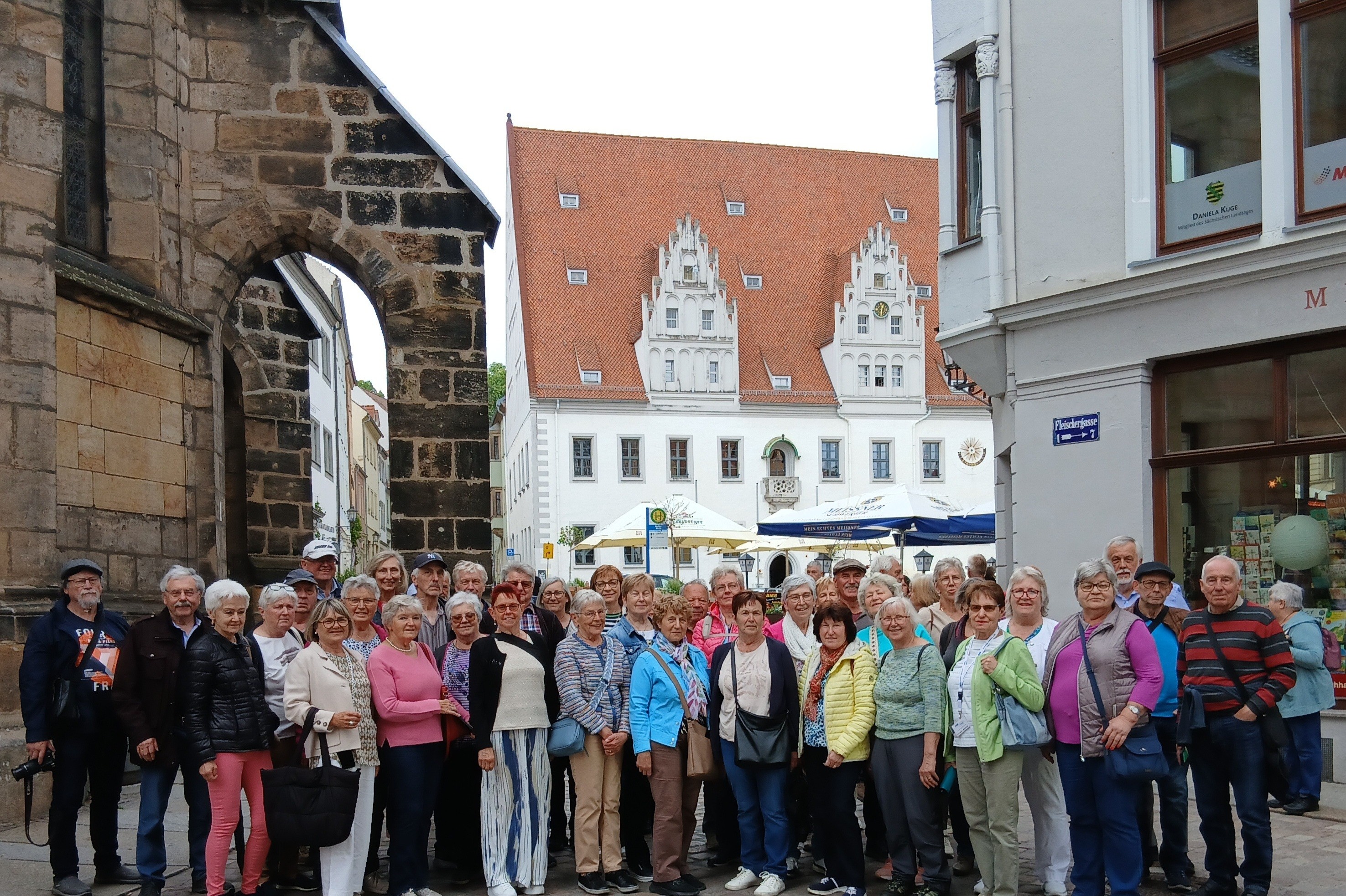 Gruppenfoto vor dem Rathaus in Mei&szlig;en