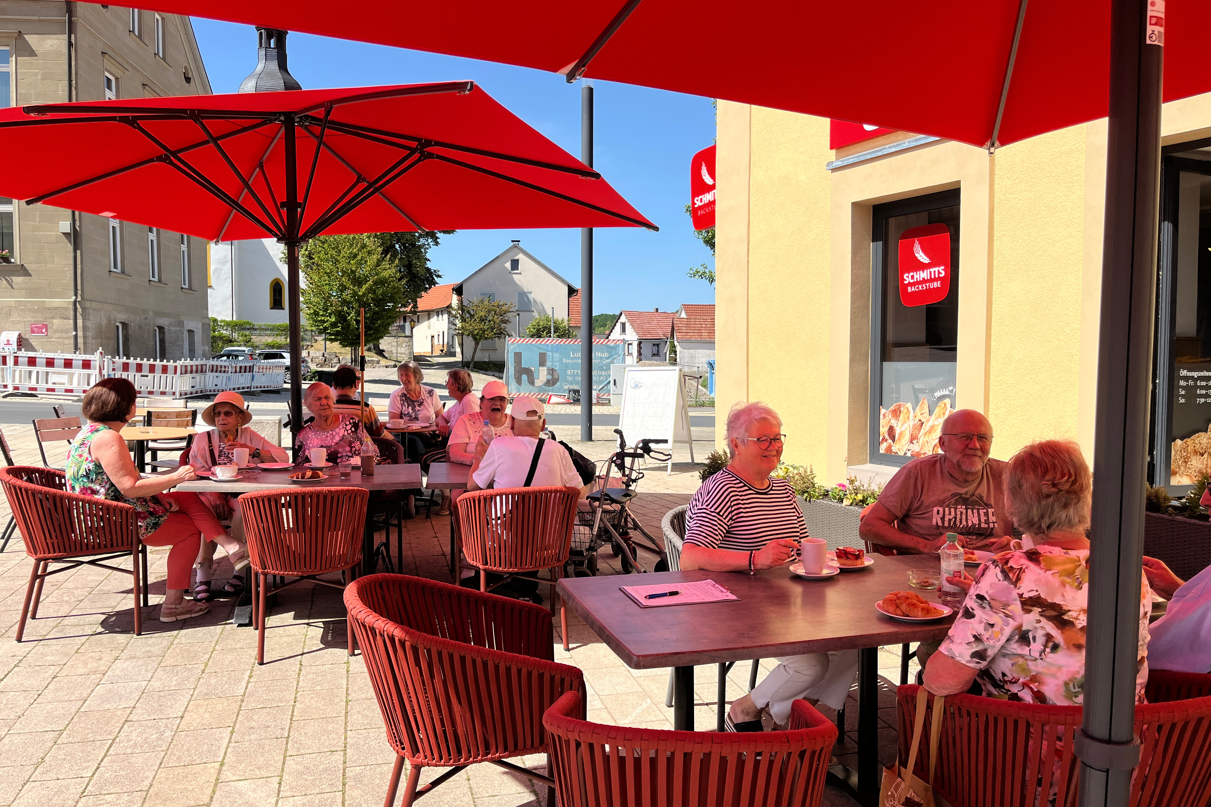 VdK Mitglieder und Nichtmitglieder reden angeregt bei Kaffee und Kuchen