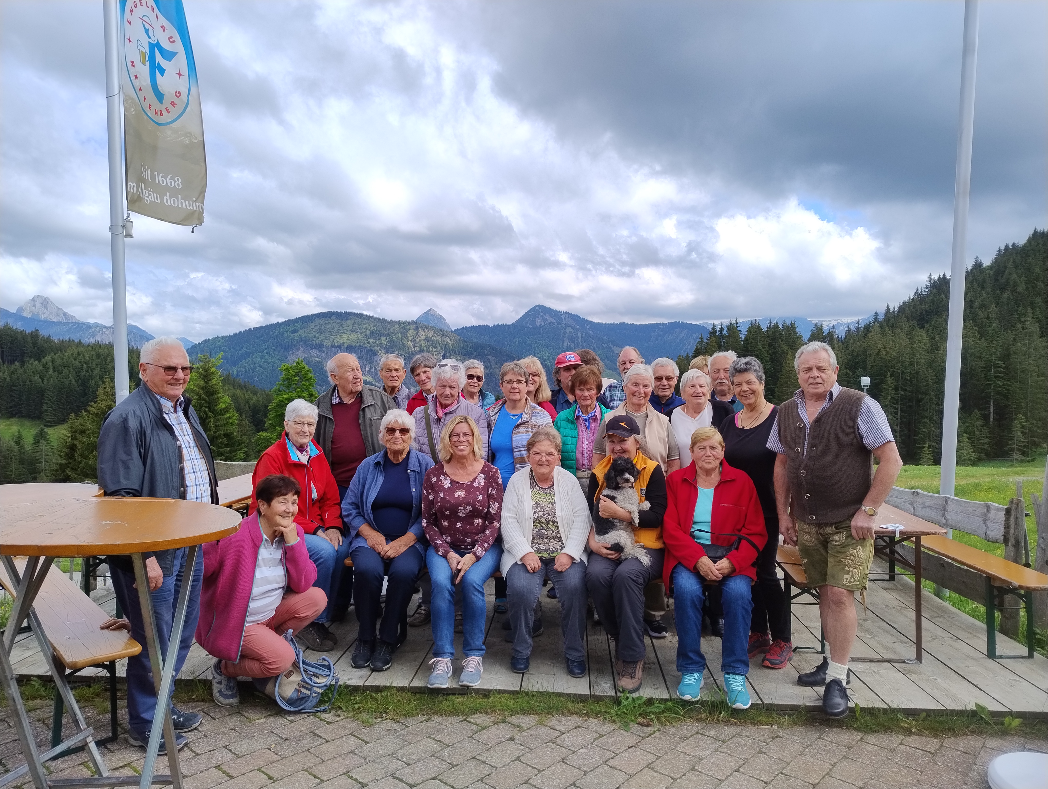 Gruppenfoto VdK Nesselwang im Hintergrund Ausläufer der Allgäuer Alpen