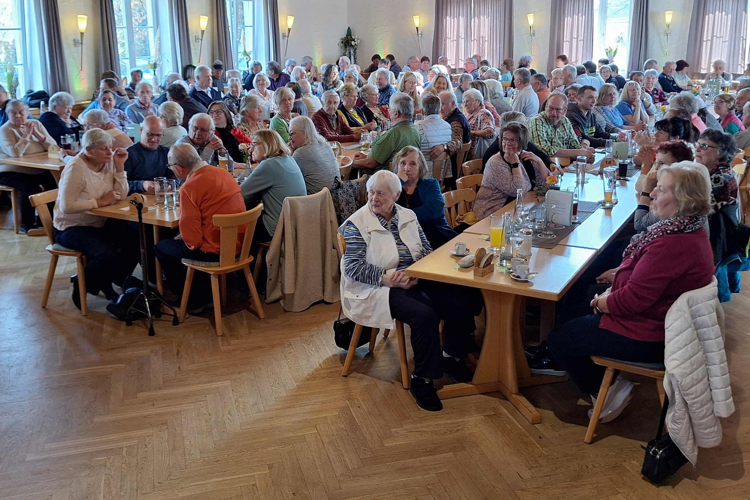 Bild aus dem Veranstaltungssaal von den versammelten Mitglieder und G&auml;sten der JHV