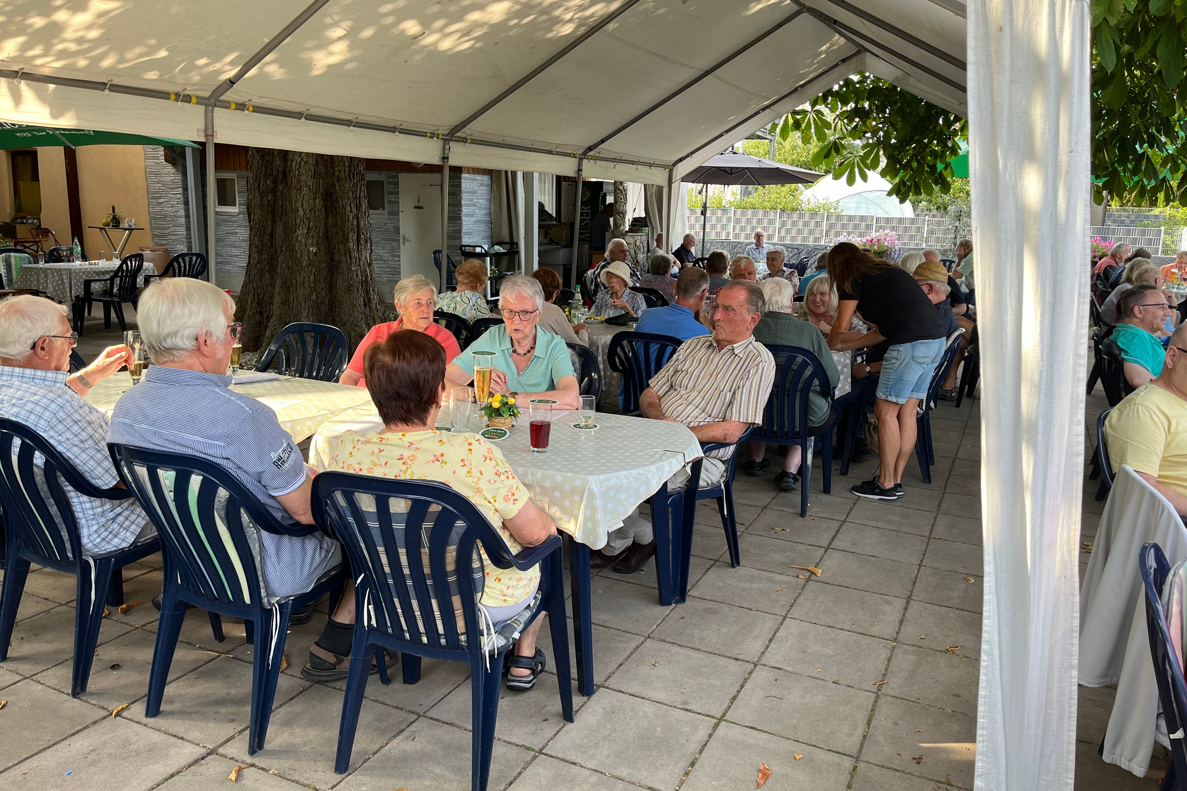 Ein Ausshnitt mit Teilnehmer des Biergartentreffs.