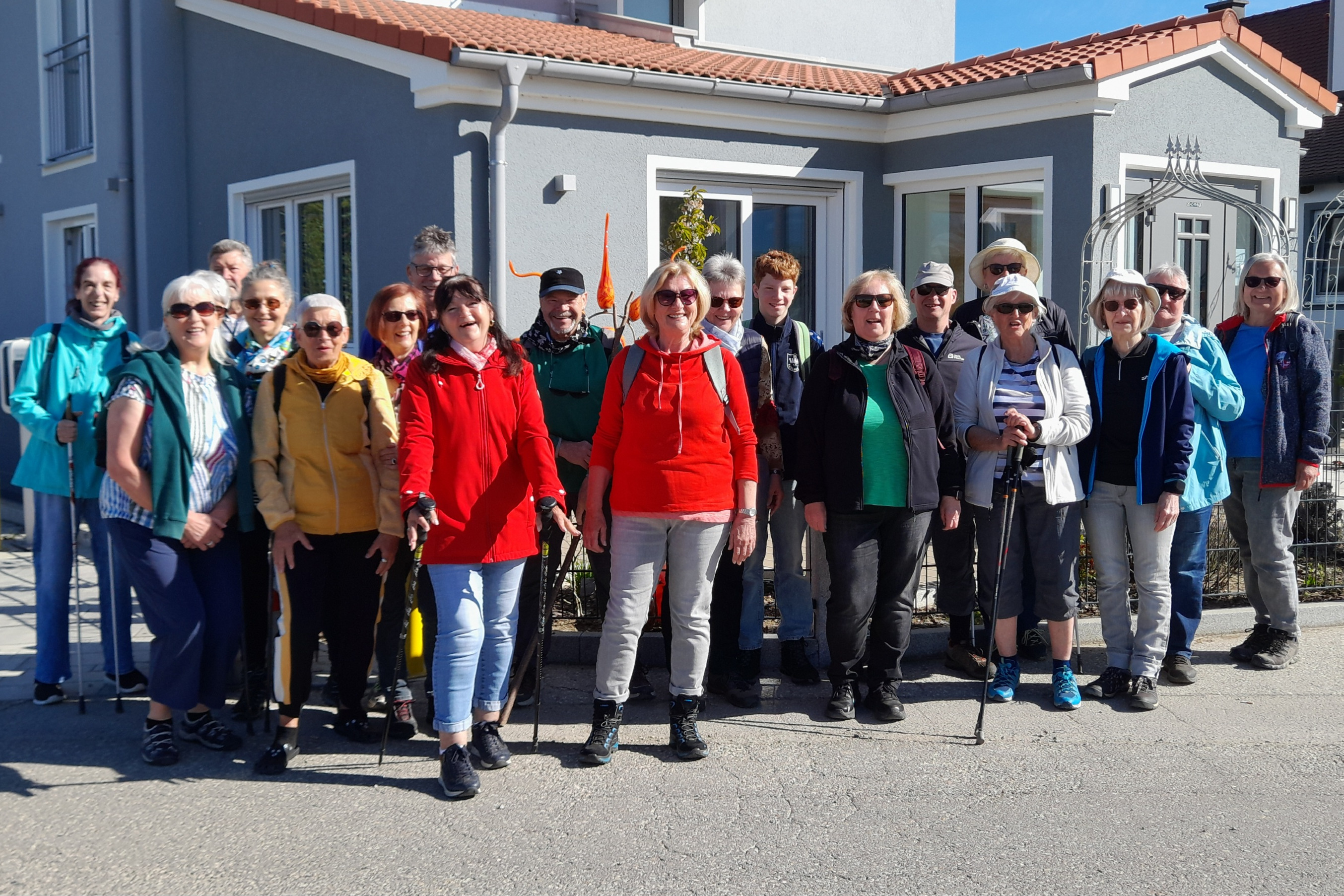 Gruppenbild der VdK-Wandergruppe vor dem Gasthaus Doll