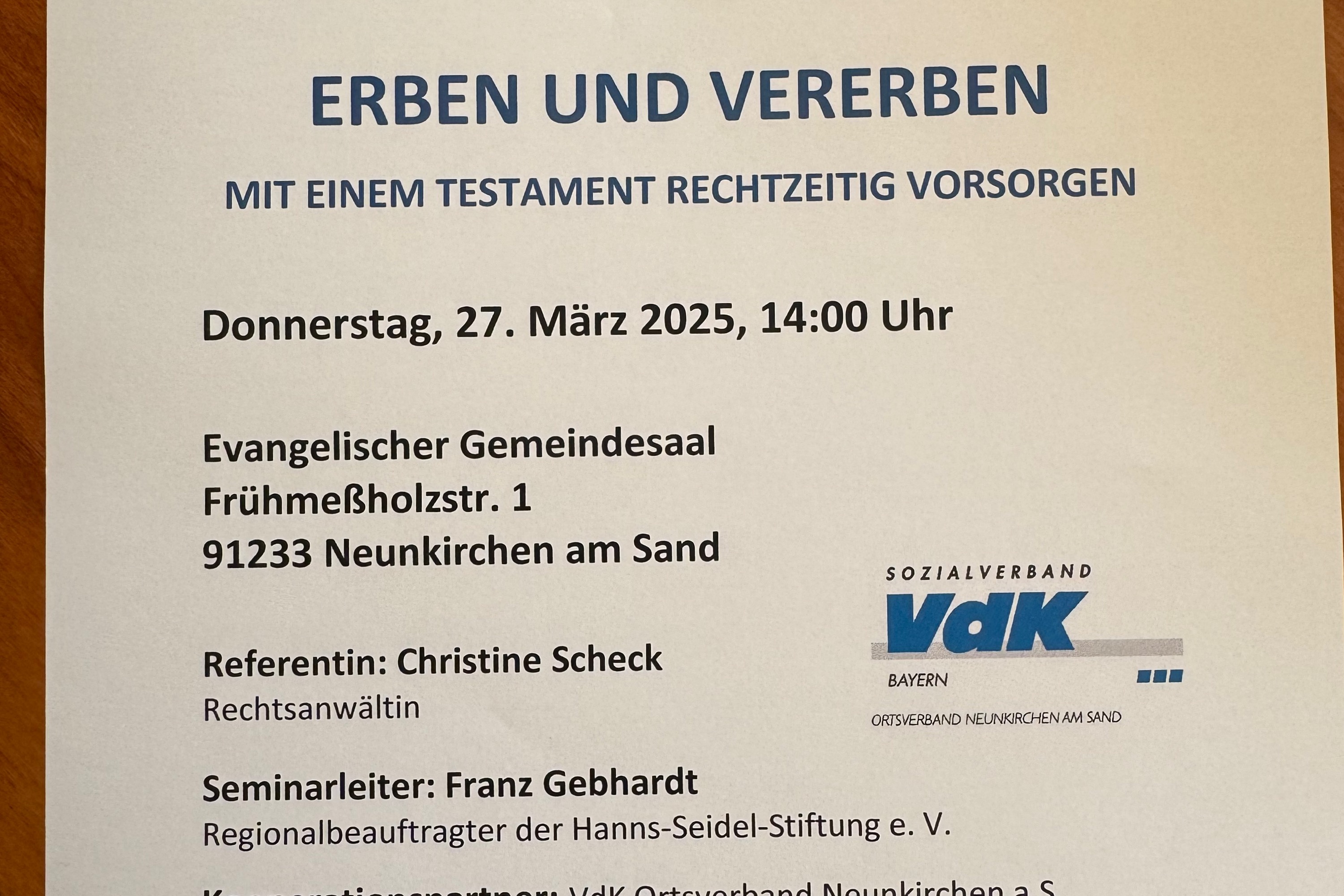 der Flyer beinhaltet Texte, und Logo der Veranstalter