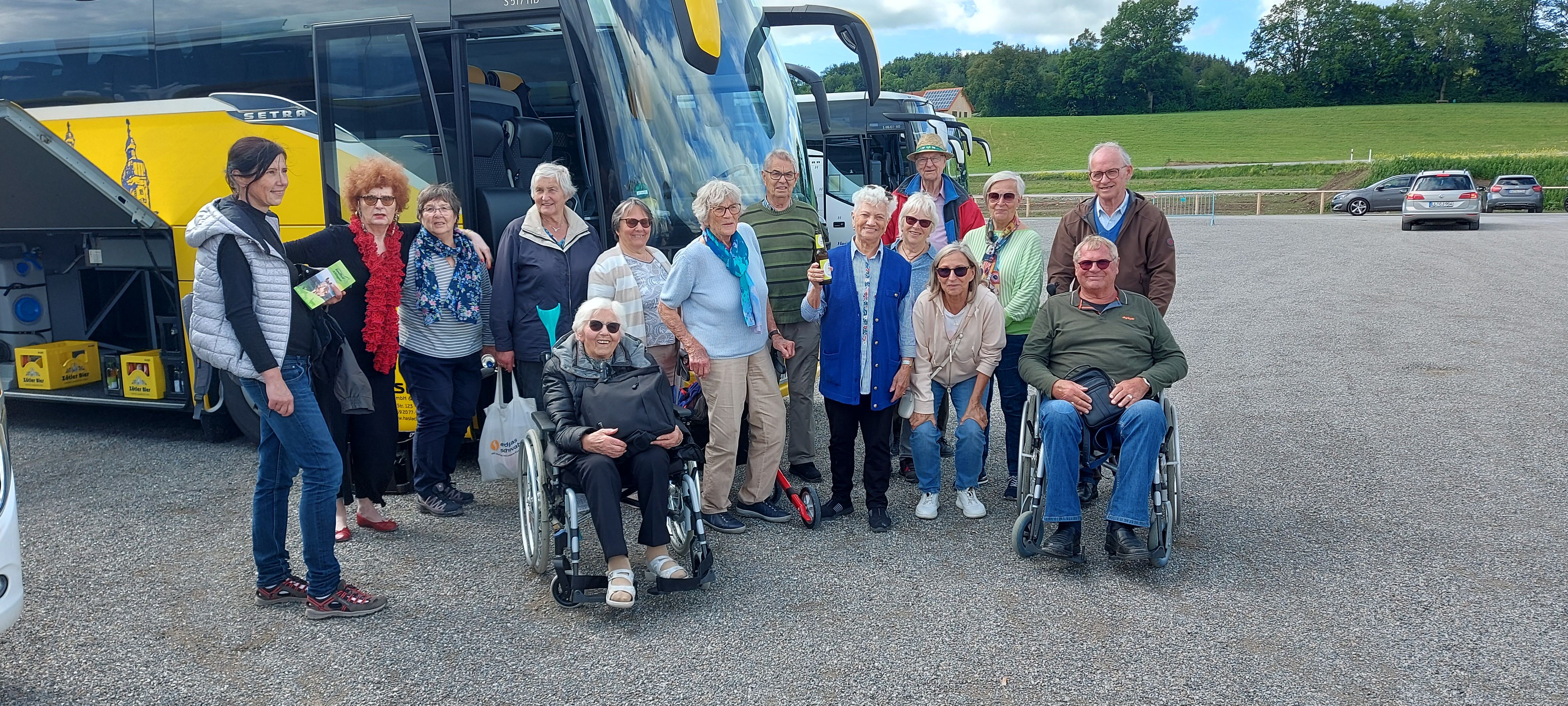 Das Bild zeigt eine Gruppe von Senioren vor dem Bus.