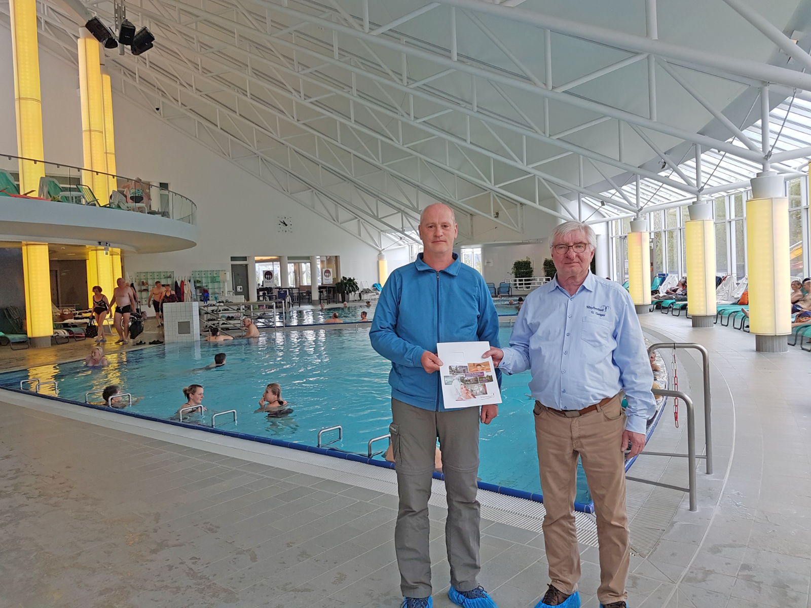 Sibyllenbad-Leiter Geiger (rechts) und VdK-Kreisgeschäftsführer Tirschenreuth-Kemnath Thomas Döhler (links) nach der Verlängerung der Kooperationsvereinbarung in der Heilwasser-Badelandschaft