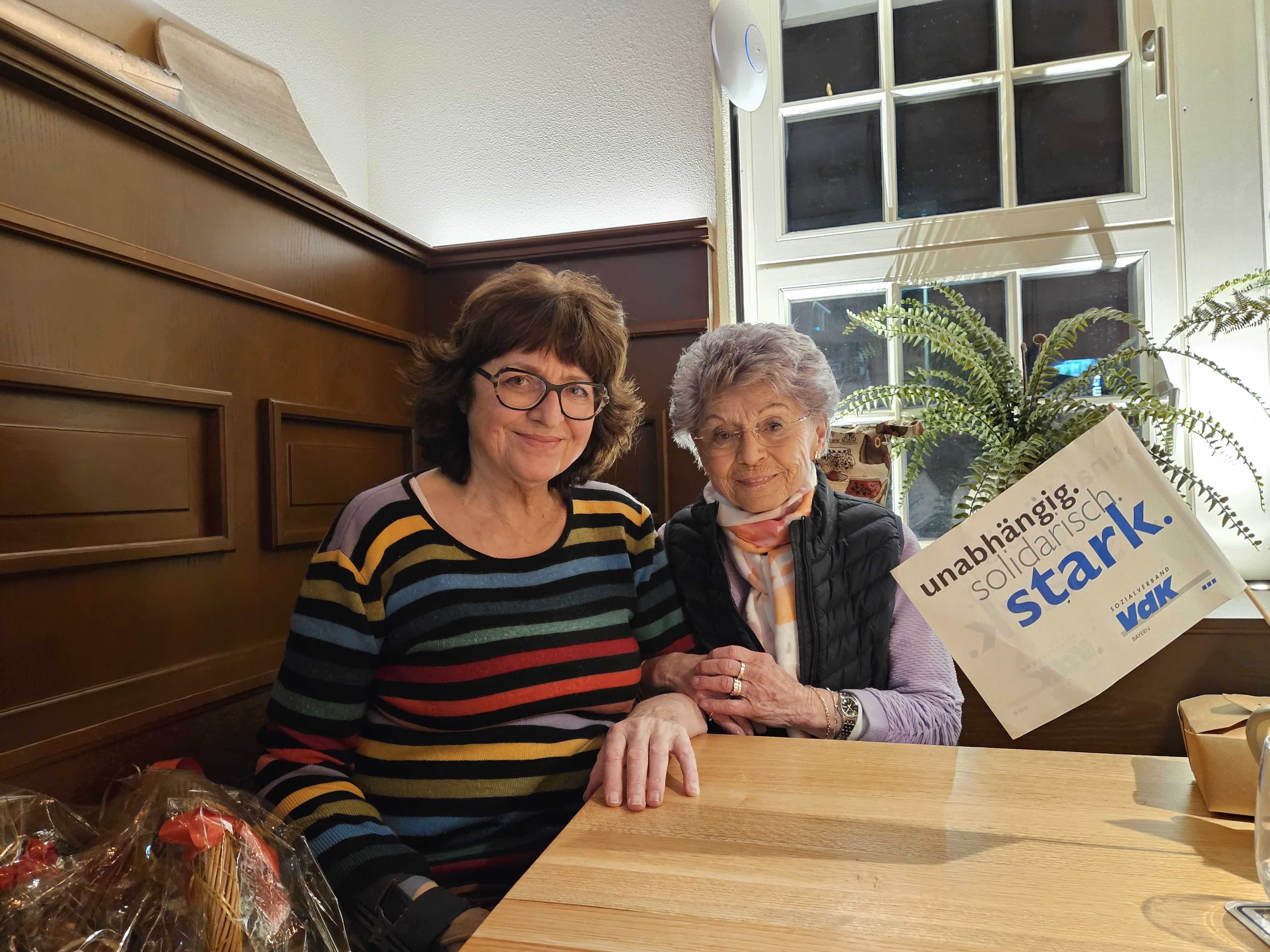 Vorsitzende Christine Limbacher mit Ursula Bock