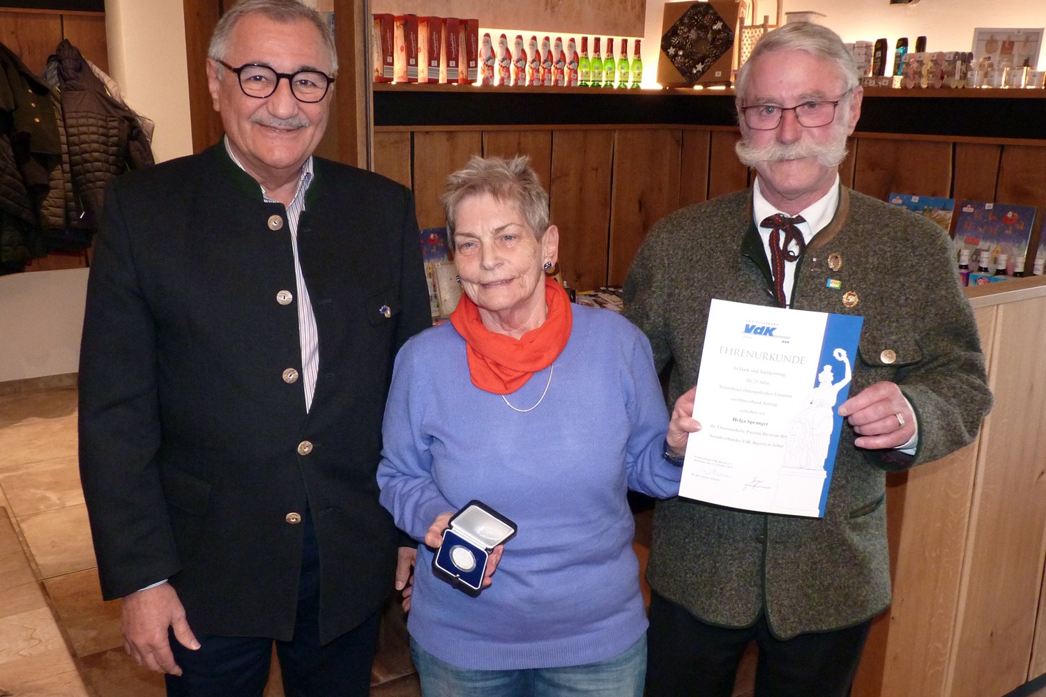 Helga Spranger mit Verdienstmedaille, Josef Jerger, Ludwig Wetzelsberger