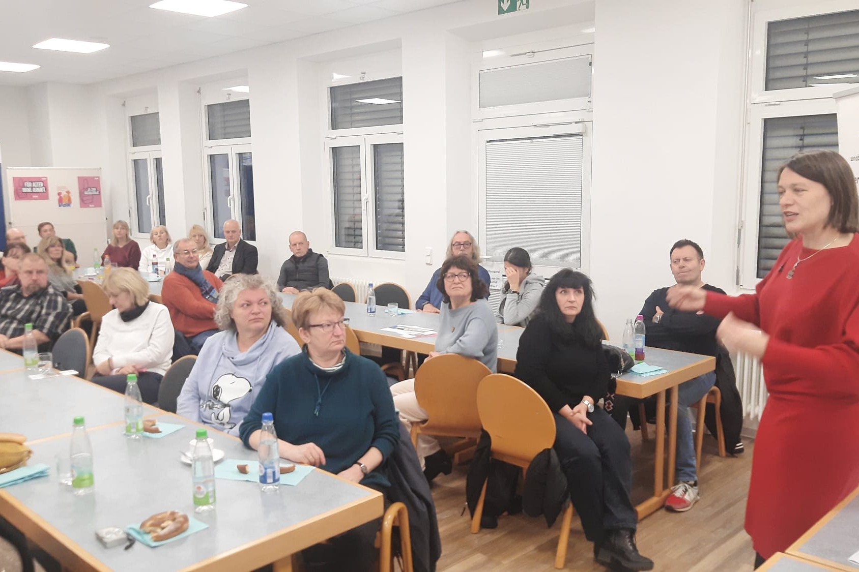 Sozialreferentin Elisabeth Ries spricht vor den Gästen des gut besuchten Neujahrsempfangs