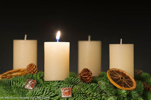 Adventskranz auf dem die erste Kerze brennt