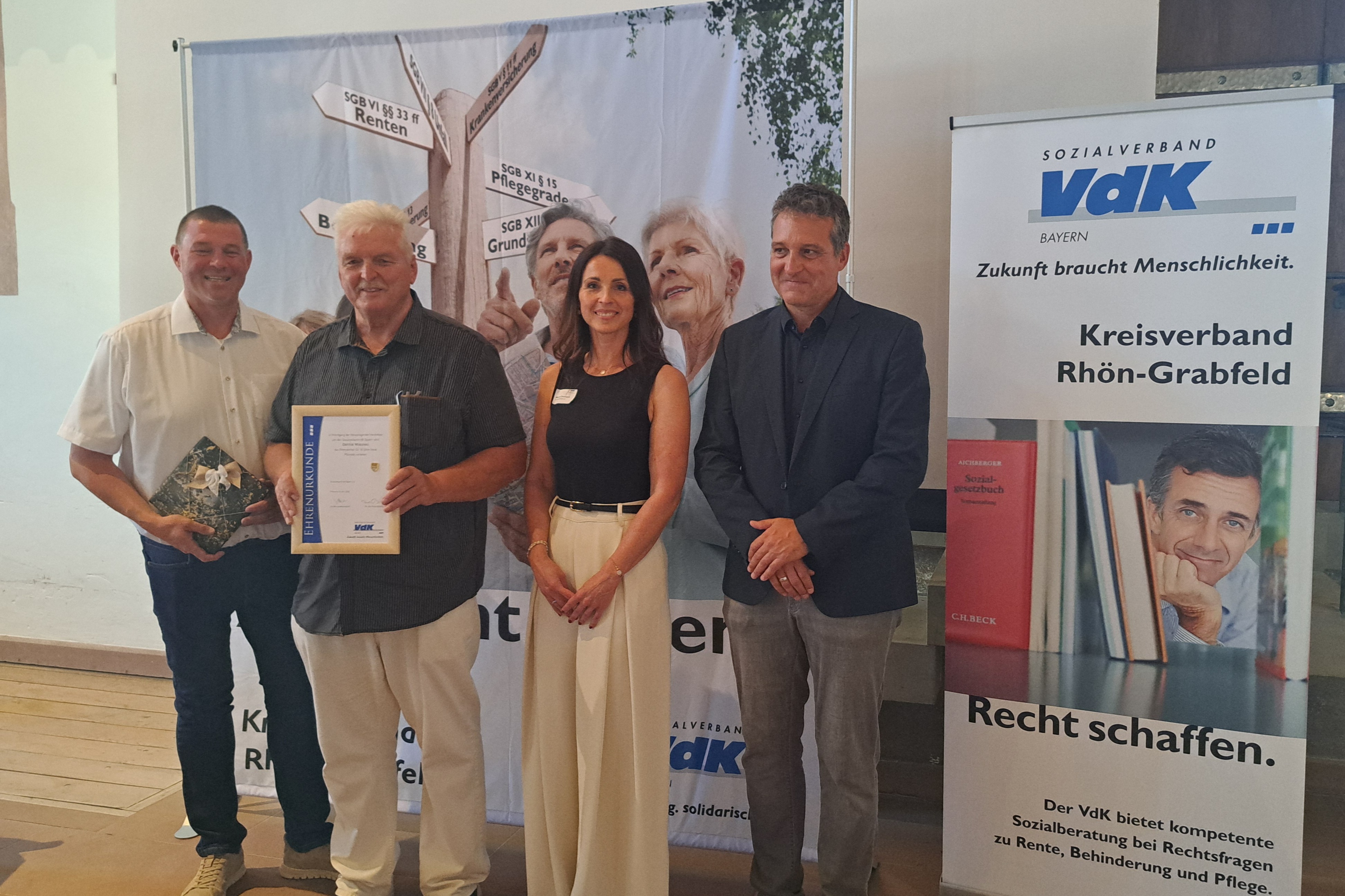 vier Personen auf dem Bild, die Diter Wirsing mit 30 Jahre Urkunde verabschieden