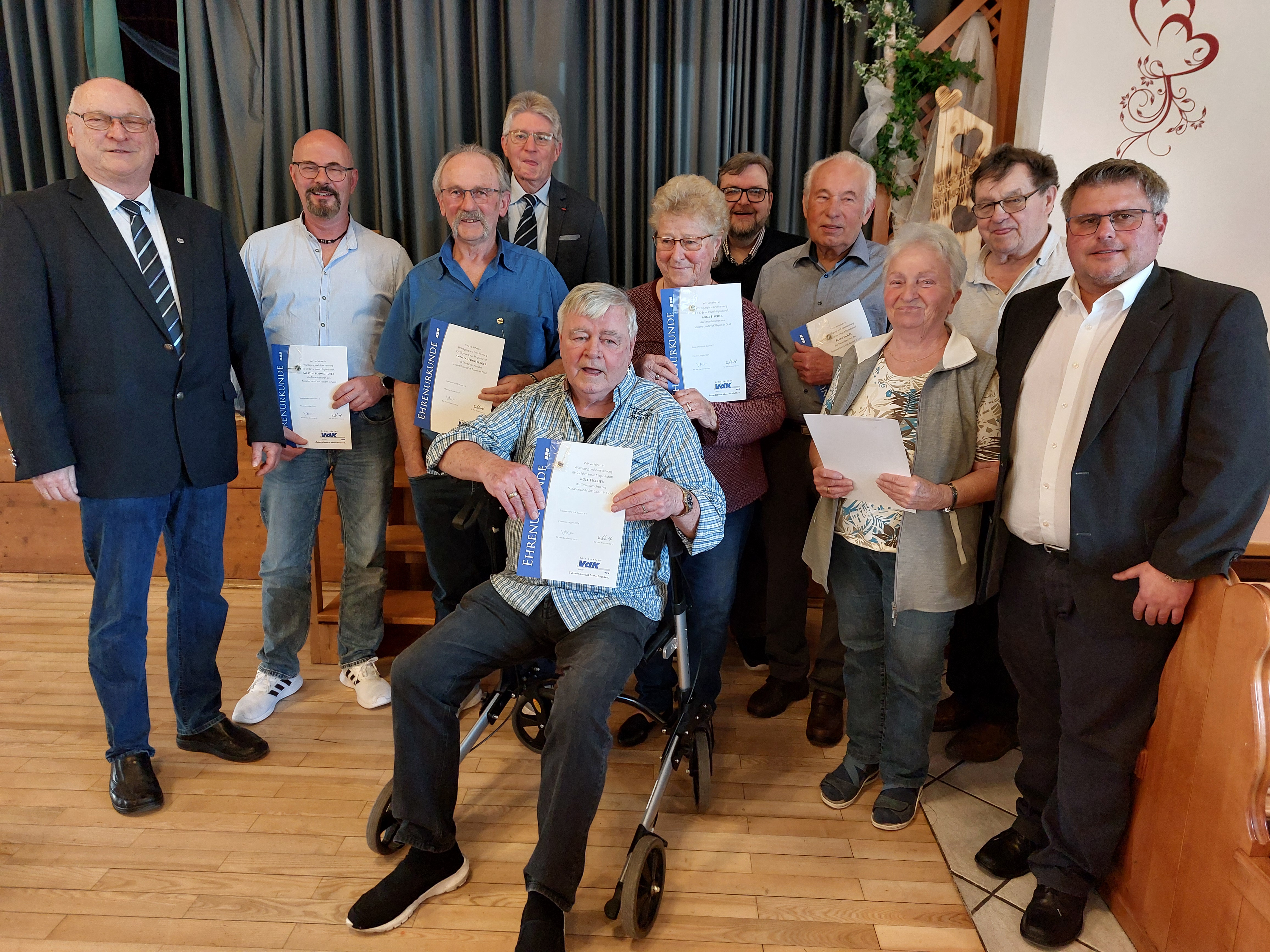 Gruppenfoto der geehrten Mitglieder mit Urkunden