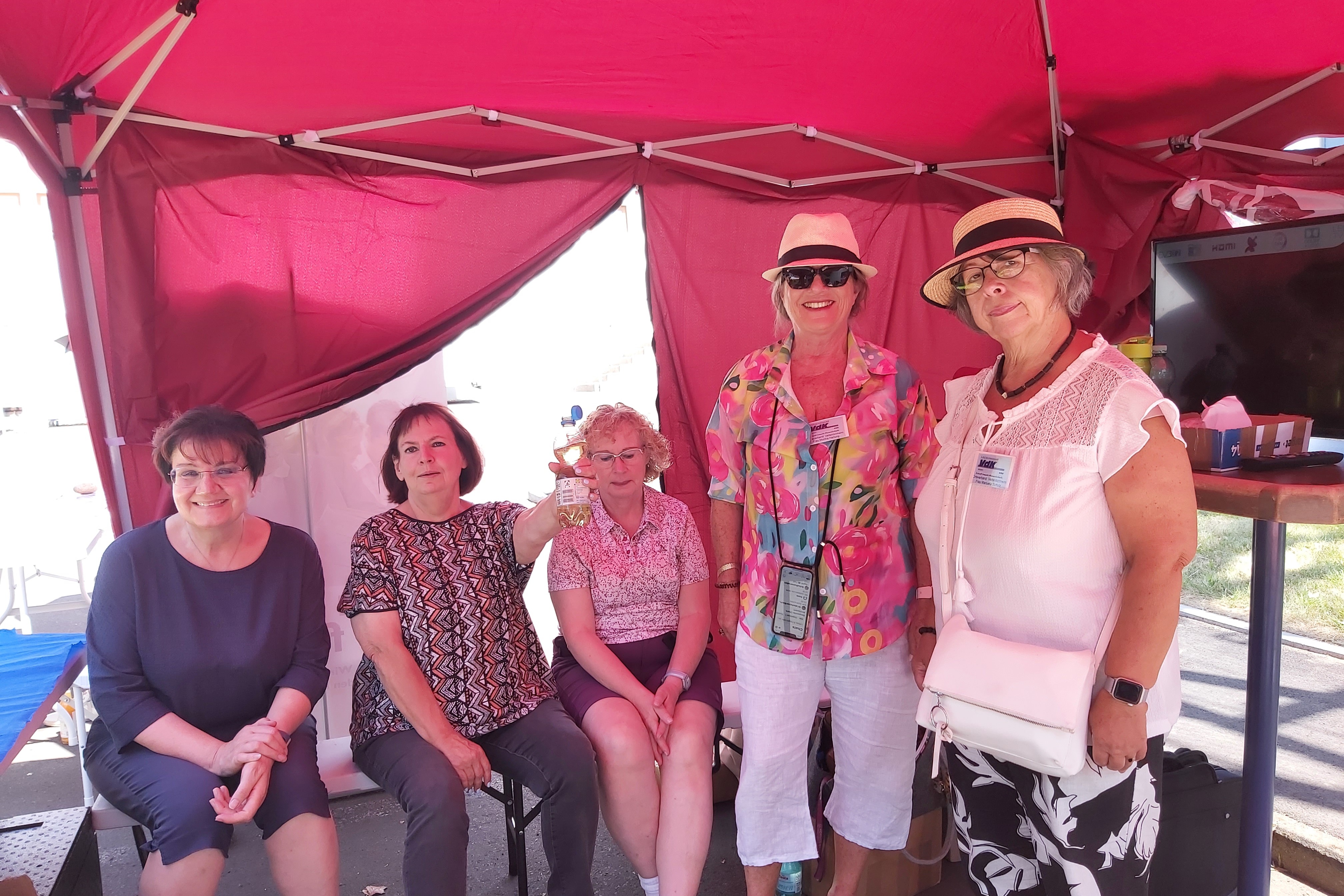 Am Stand 5 Helferinnen