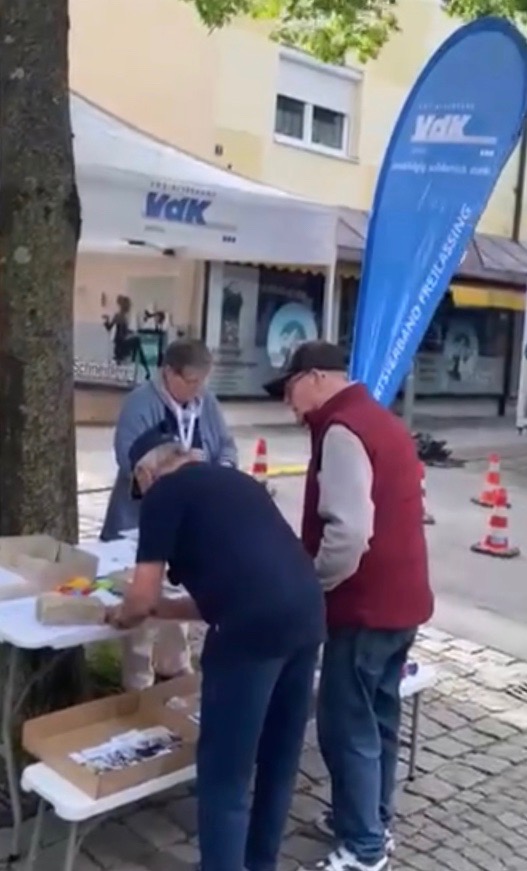 Infostand des VdK Ov Freilassing, 2 Männer stehen vor Infostand