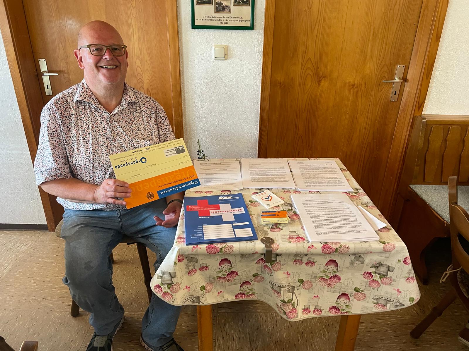 Arthur Schriml zeigt den Organspendeausweis, welchen jeder in der Tasche haben sollte