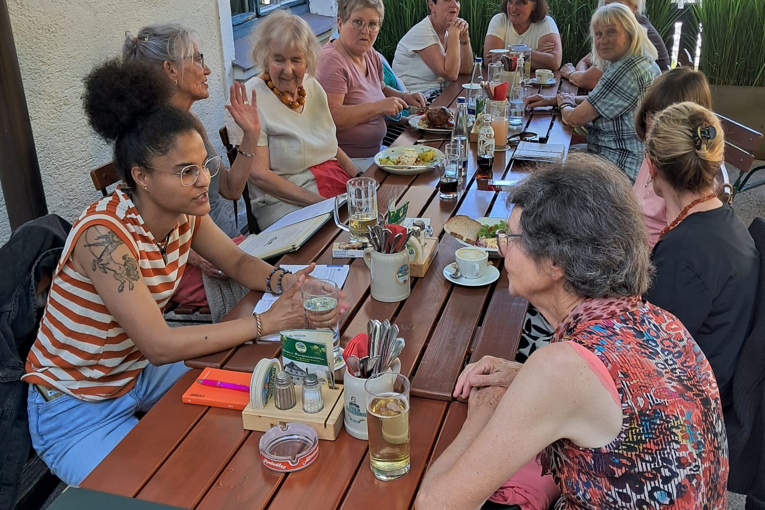 Gruppenfoto Teilnehmer des 2. FrauenThemen-Treff Gruppenfoto mit den Teilnehmerinnen des 2. FrauenThemen-Treff