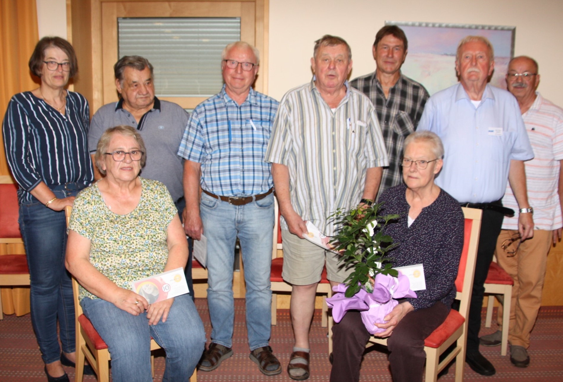 Die ehemaligen Vorstandsmitglieder des Ortsverbandes Niederraunau (von links) Lutzenberger Marika, Andraschko Cäcillia, Nießner Erhard, Schweighart Stefan, Sadlo Herman, Rose Heiko, Sadlo Viktoria, 1.Vorstand Heberle Karl-Heinz, 2. Vorstand Mößinger Helmut. Nicht auf dem Bild Konrad Veronika