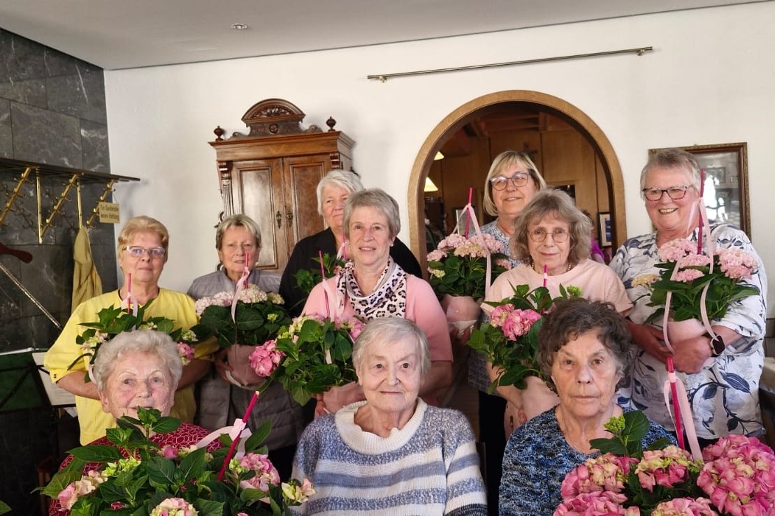 Die 10 &auml;ltesten anwesenden M&uuml;tter wurden mit einer Hortensie beschenkt.