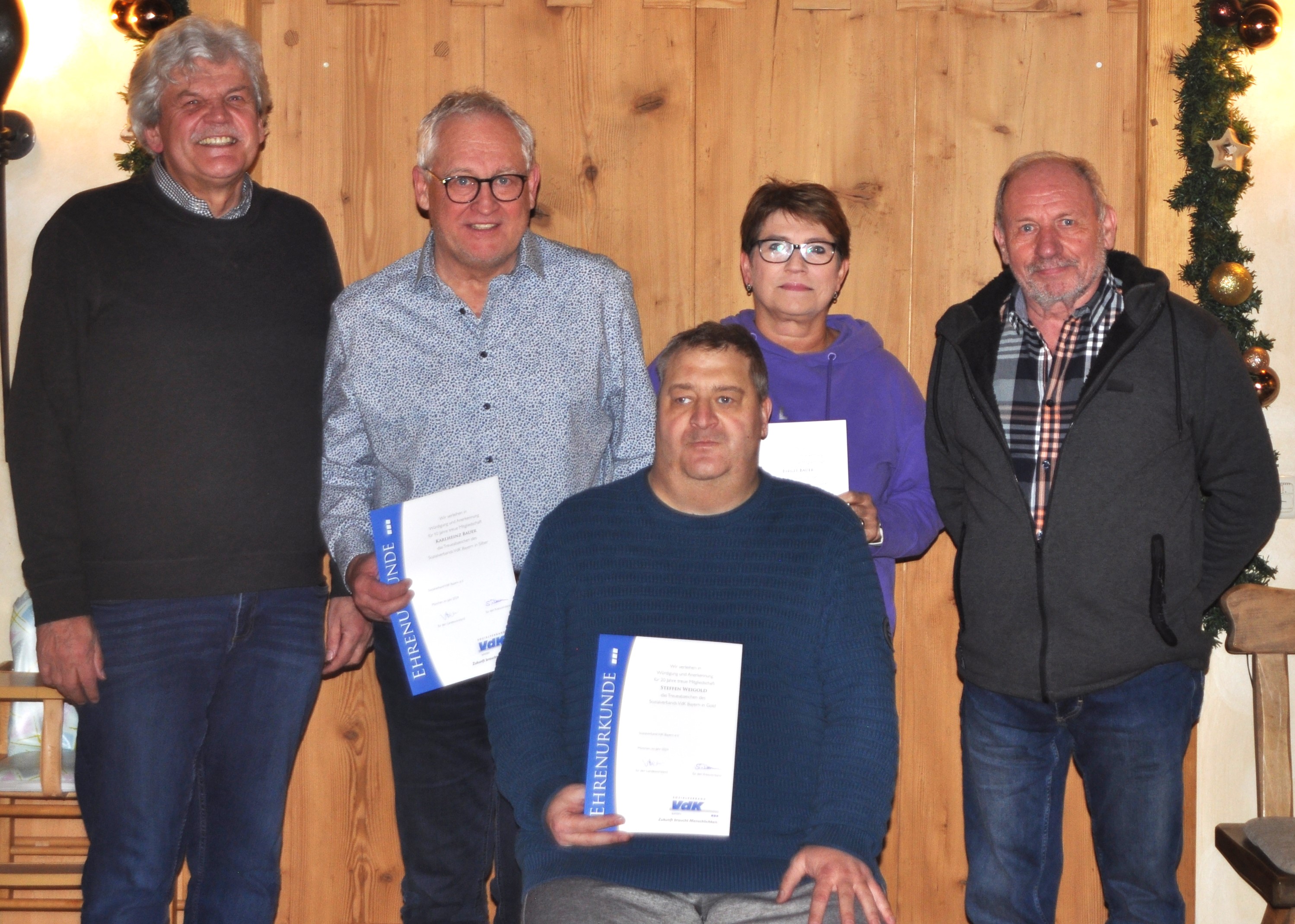 Karlheinz Bauer (2. von links) und seine Ehefrau Birgit Bauer (daneben), führen ein stimmungsvolles Gasthaus in Steinberg. Beide freuten sich, als sie zugleich für ihre 10-jährige Mitgliedschaft vom Ortsvorsitzenden Wolfgang Förtsch (hinten links) und Stv. Vorsitzendem Roland Freund (rechts) geehrt wurden. Freude auch bei Steffen Weigold (vorne), der es sogar schon auf 20 Jahre Zugehörigkeit brachte.