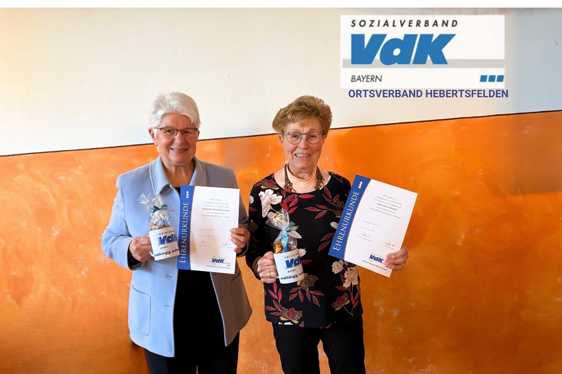 Frau Weishartinger und Frau Guber mit ihren Urkunden für 25 jährige Mitgliedschaft beim VdK