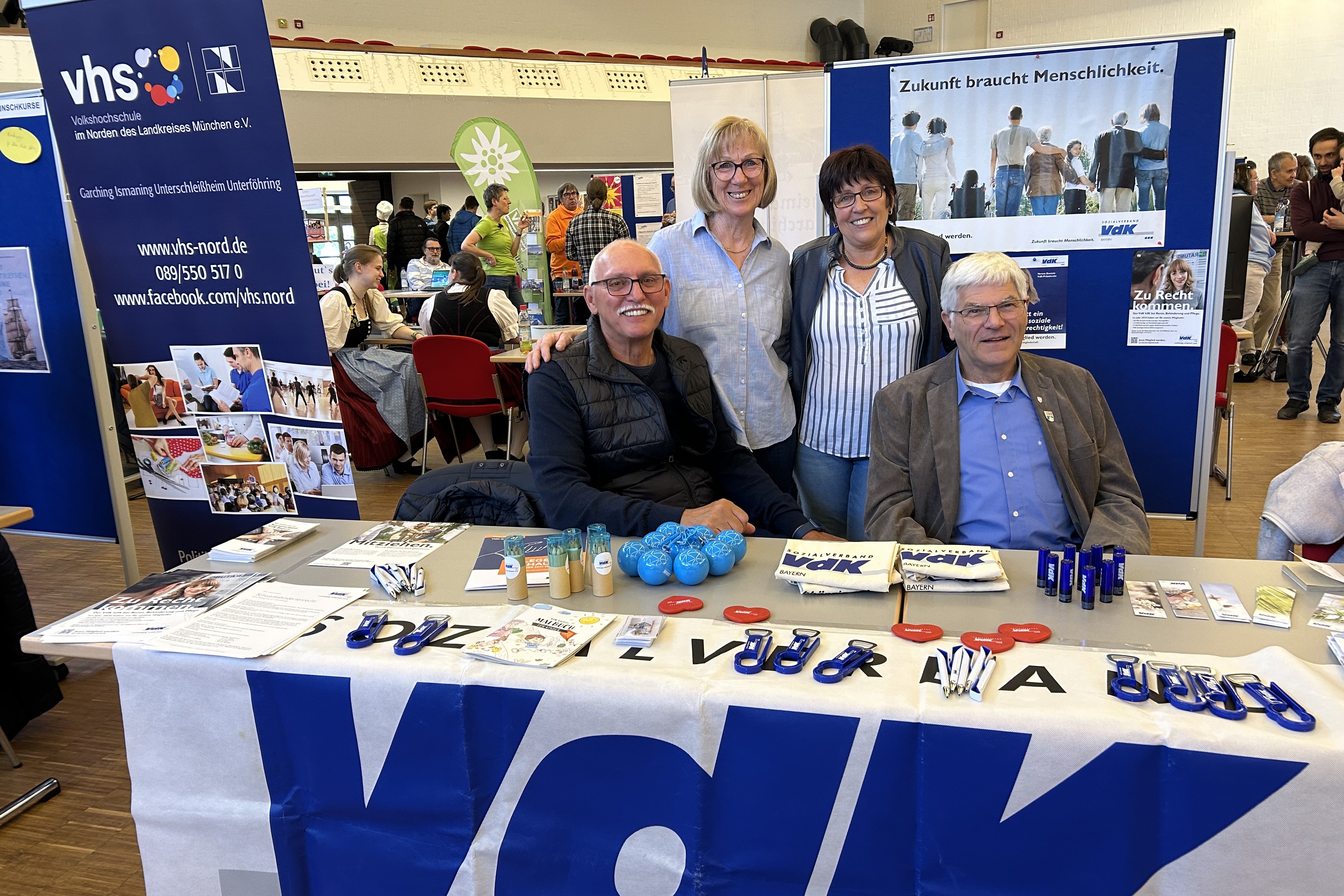 zwei Frauen und zwei M&auml;nner am Pr&auml;sentationstisch des VdK's