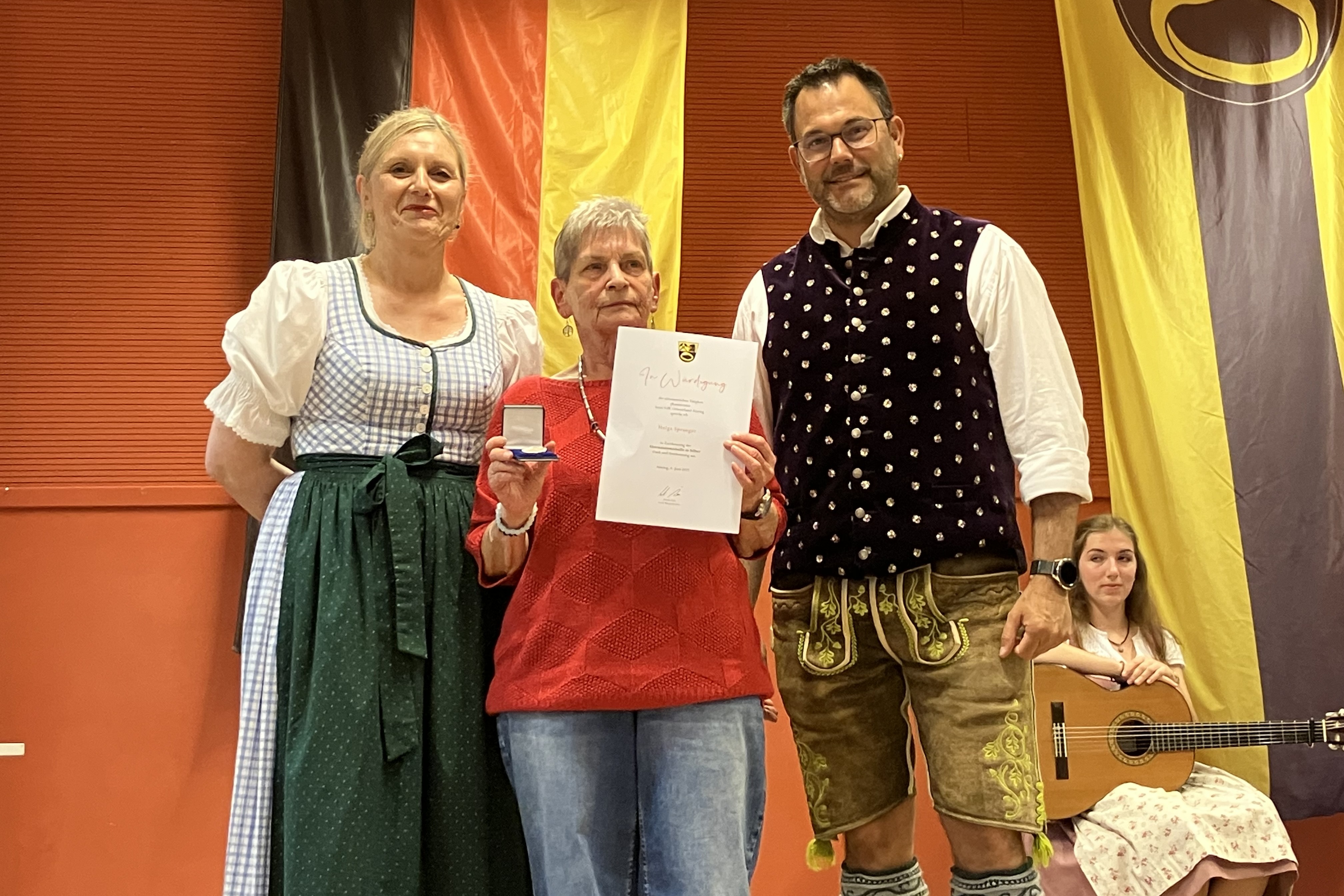 B&uuml;rgermeister Martin &Ouml;ttl und 2. B&uuml;rgermeisterin Rosemarie Bernauer bei der Verleihung der Medaille und &Uuml;berreichung der Urkunde an Helga Spranger