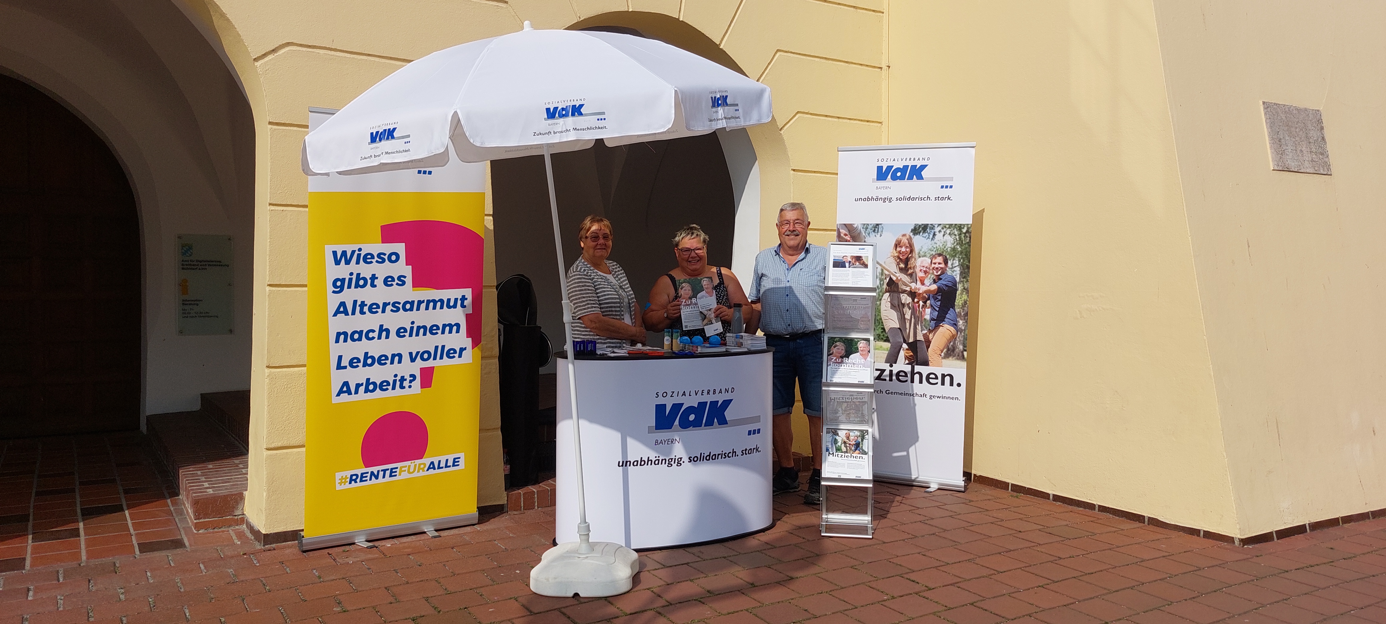 Infostand mit drei ehrenamtlichen VdK-Mitarbeitenden