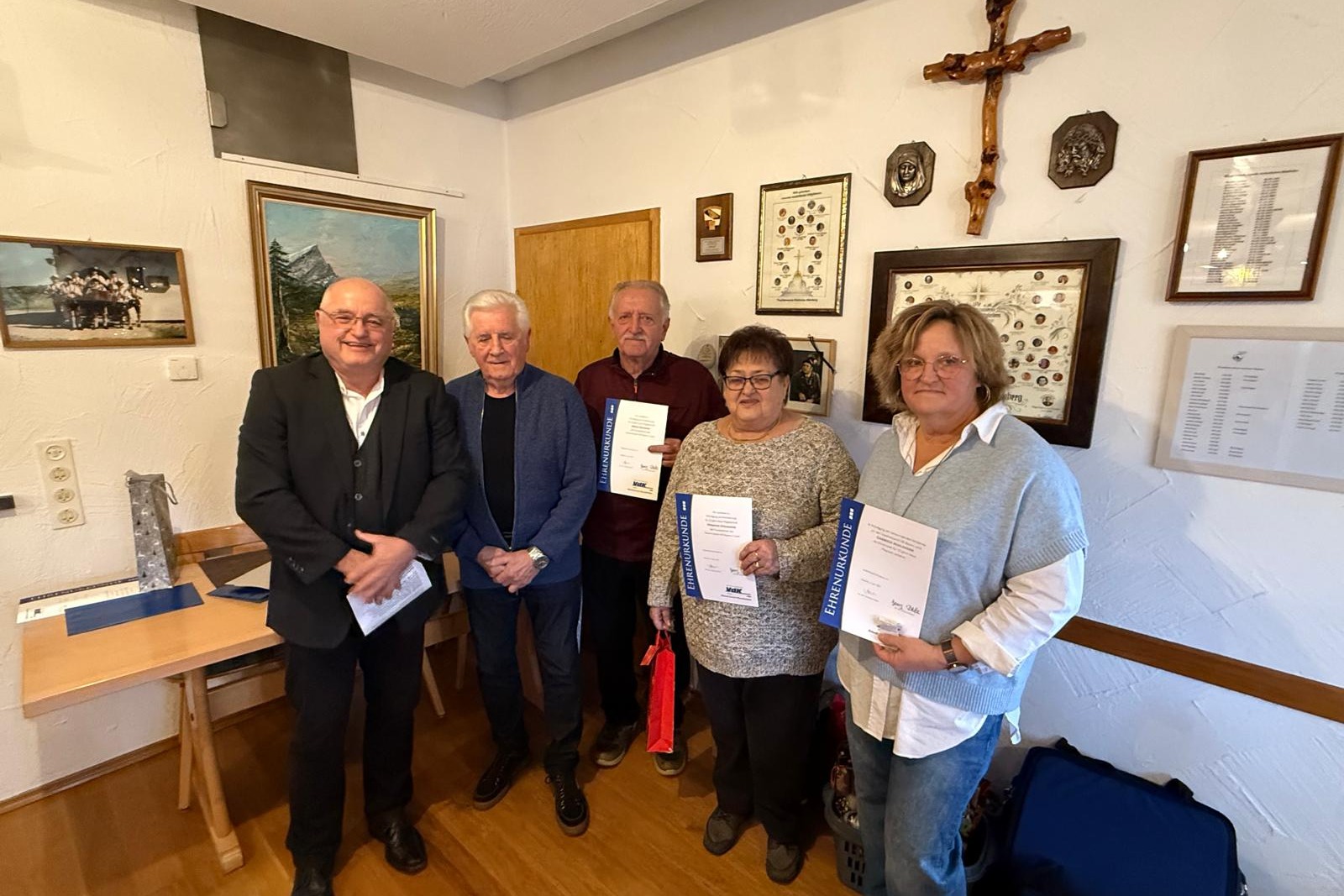Das Bild zeigt von links: Leonhard Czepiczka, Ortsvorsitzender, Herr Paul Maurer - 20 Jahre, Frau Hermine Stegmayer - 25 Jahre, Herr Erwin Palinkas - 25 Jahre und Frau Gabriele Mail&auml;nder - 10-j&auml;hrige Ehrenamtst&auml;tigkeit