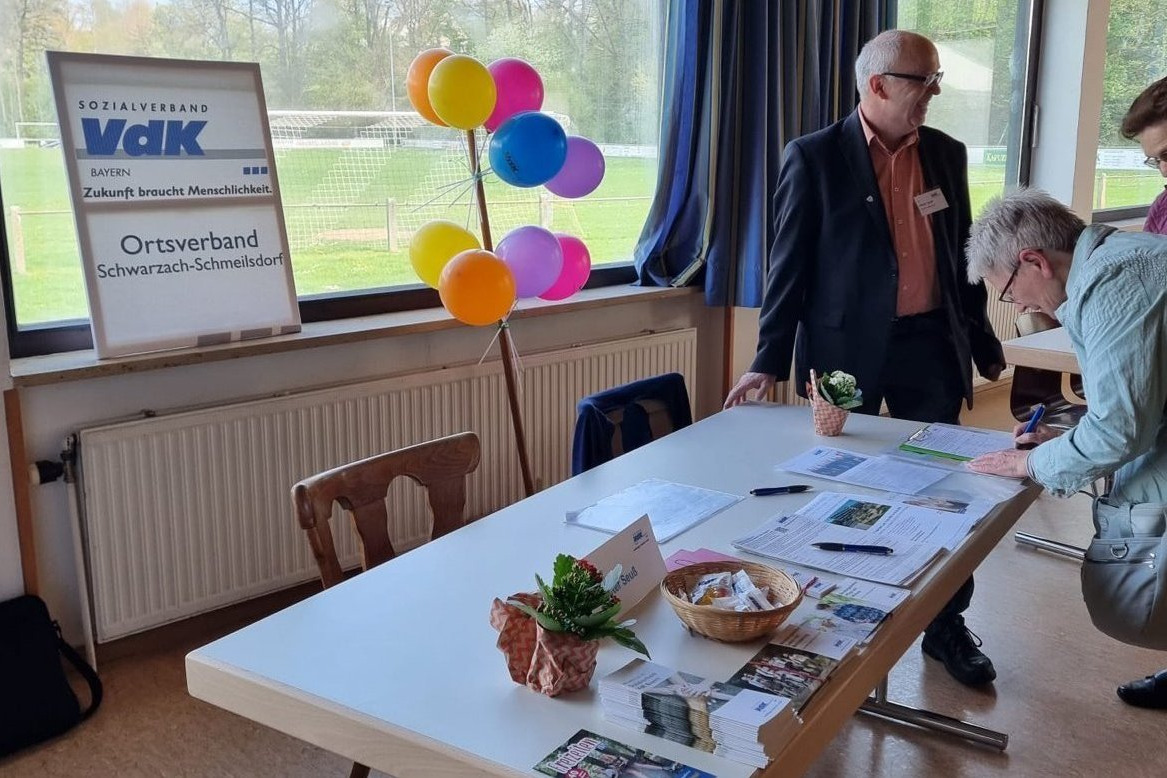 "Unser" Ortsverband in der heimischen Mehrzweckhalle Der Ortsverband mit einem Tisch voller Informationen