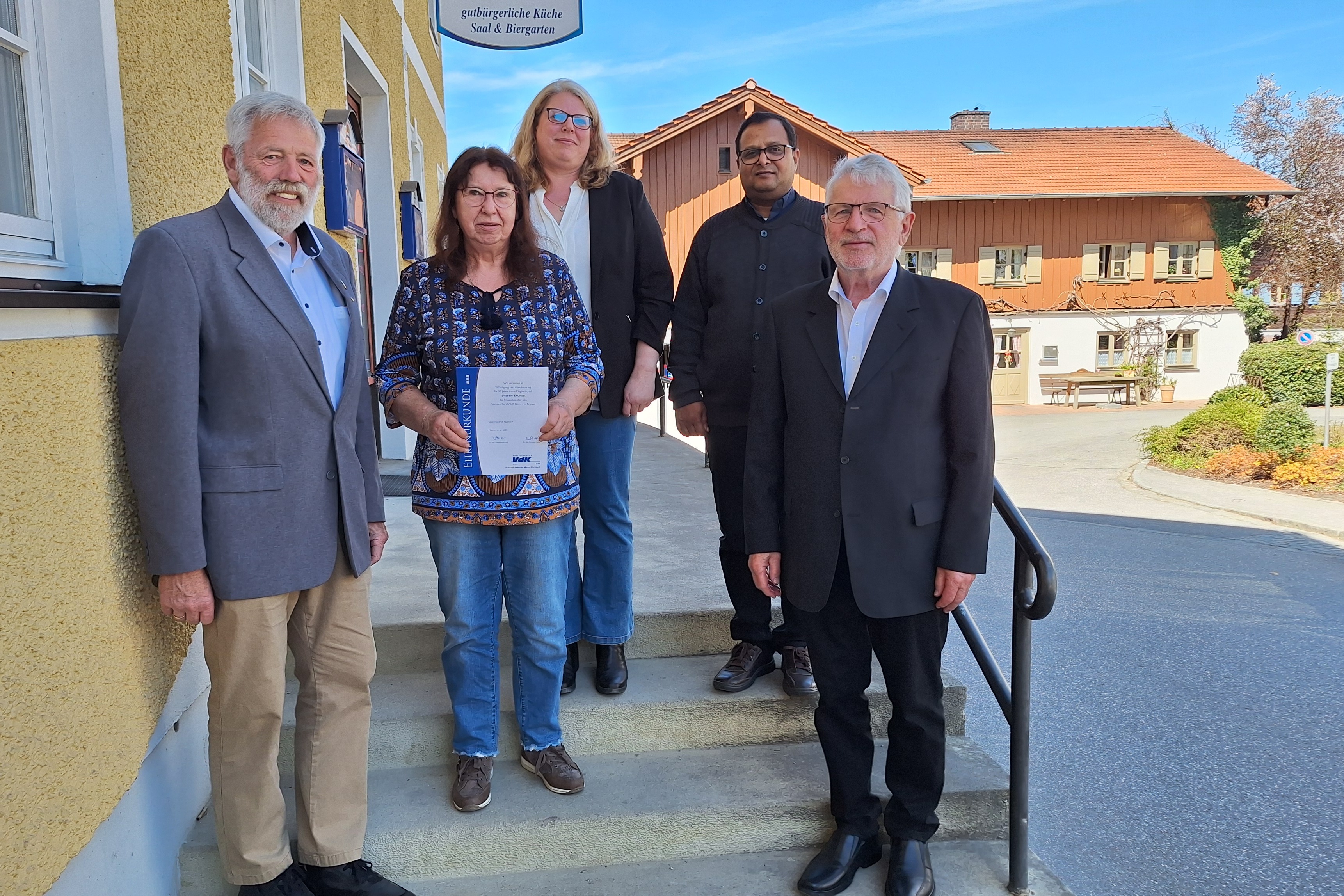Bürgermeister Stefan Weindl, Emmer Evelyn, Franziska Huber, Pfarrvikar Parija und Alois Rothmeier