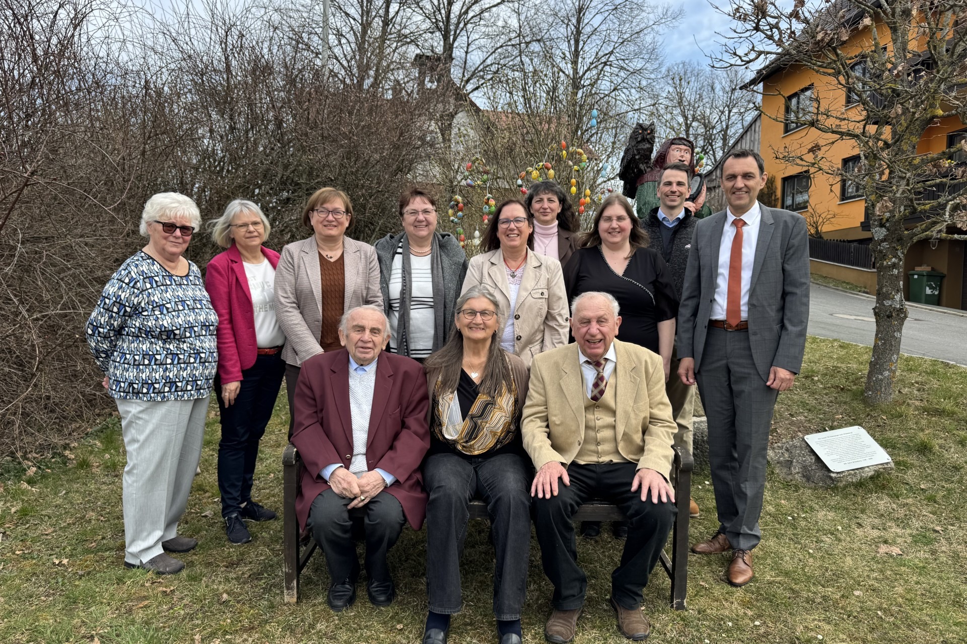 Im Bild ein Teil der Gratulanten mit(Sitzend von links): VdK-Ehrenkreisvorsitzender Heinz Hausmann, Ehefrau Brigitte mit Jubilar Dieter Wolf. Stehend (von links): Stellvertr. VdK-Ortsvorsitzende Gisela Mertel, VdK-Kreisfrauenvertr. Waltraud Schultheiß, V Im Bild ein Teil der Gratulanten mit(Sitzend von links): VdK-Ehrenkreisvorsitzender Heinz Hausmann, Ehefrau Brigitte mit Jubilar Dieter Wolf. Stehend (von links): Stellvertr. VdK-Ortsvorsitzende Gisela Mertel, VdK-Kreisfrauenvertr. Waltraud Schultheiß, VdK-Kreisvorsitzende Susanne Daum, 3. Bürgermeisterin Ruth Tölg, Tochter Birgit Kraus, Christine Graf (Sparkasse Kulmbach-Kronach), Tochter Carola Wolf, Marcel Witzgall (Sparkasse Kulmbach-Kronach) und 1. Bürgermeister Jörg Neubauer.