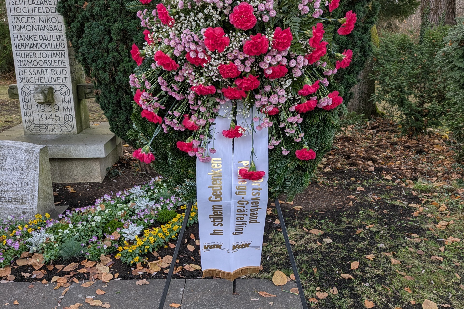 Bild des Kranzes VdK Planegg-Gräfelfing zum Volkstrauertag