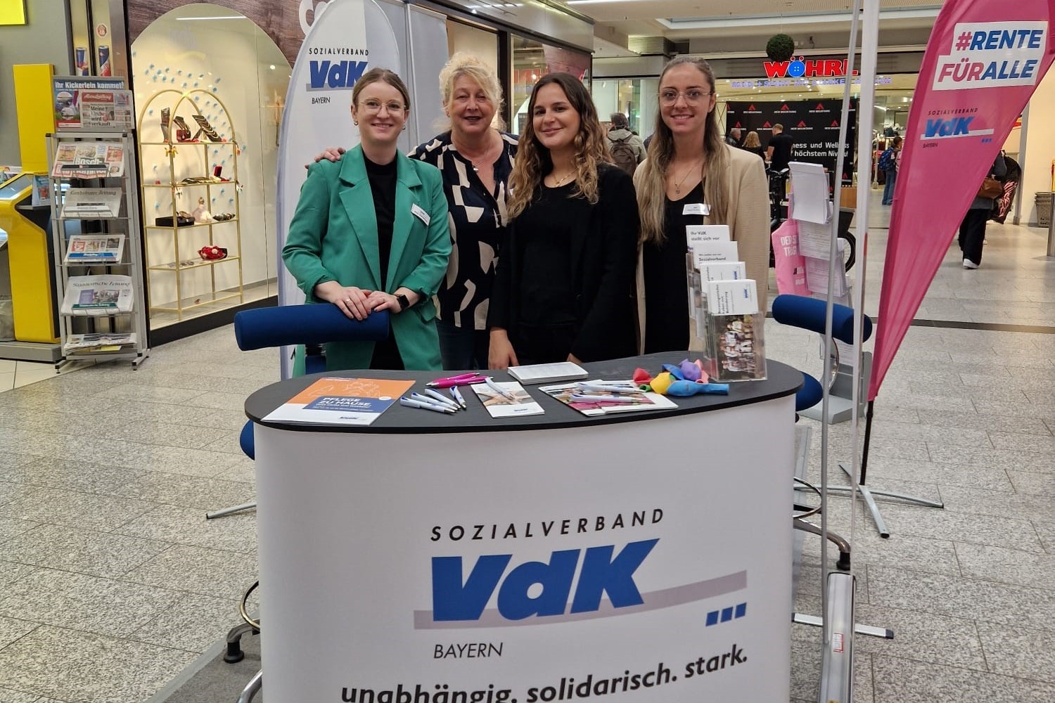 Für Interessierte und Mitglieder waren v.l.n.r. Anja Zehentner (VWA), Dagmar Schiller (VWA), Melis Schillinger (SRB) und Theresa Hopfensperger (SRB) am Stand vertreten.