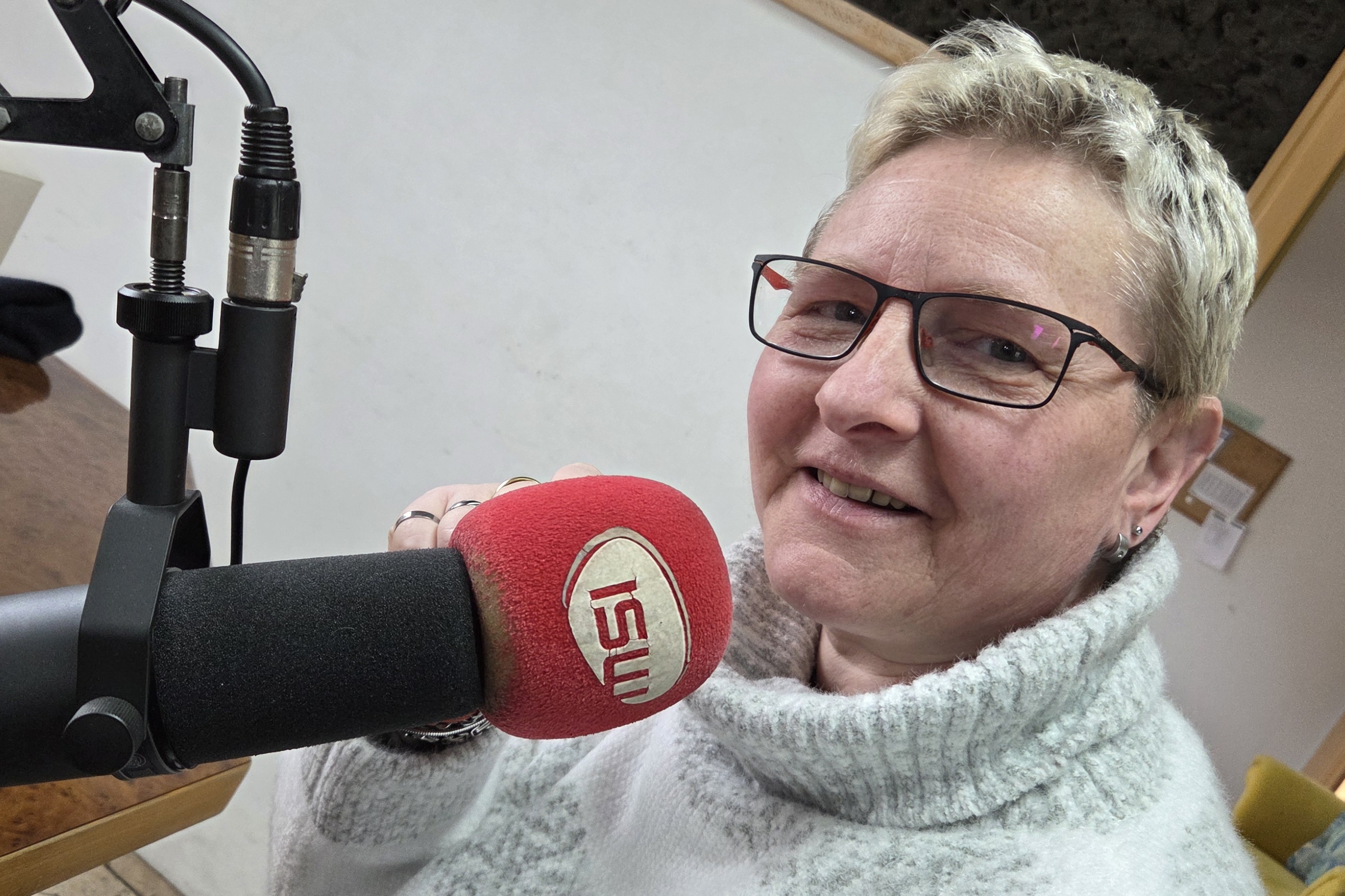 Anni Pitsch im Studio des Radiosenders ISW: Sie stellte die Aktivit&auml;ten des VdK Waldkraiburg vor und gab einen Ausblick auf die kommenden Veranstaltungen.