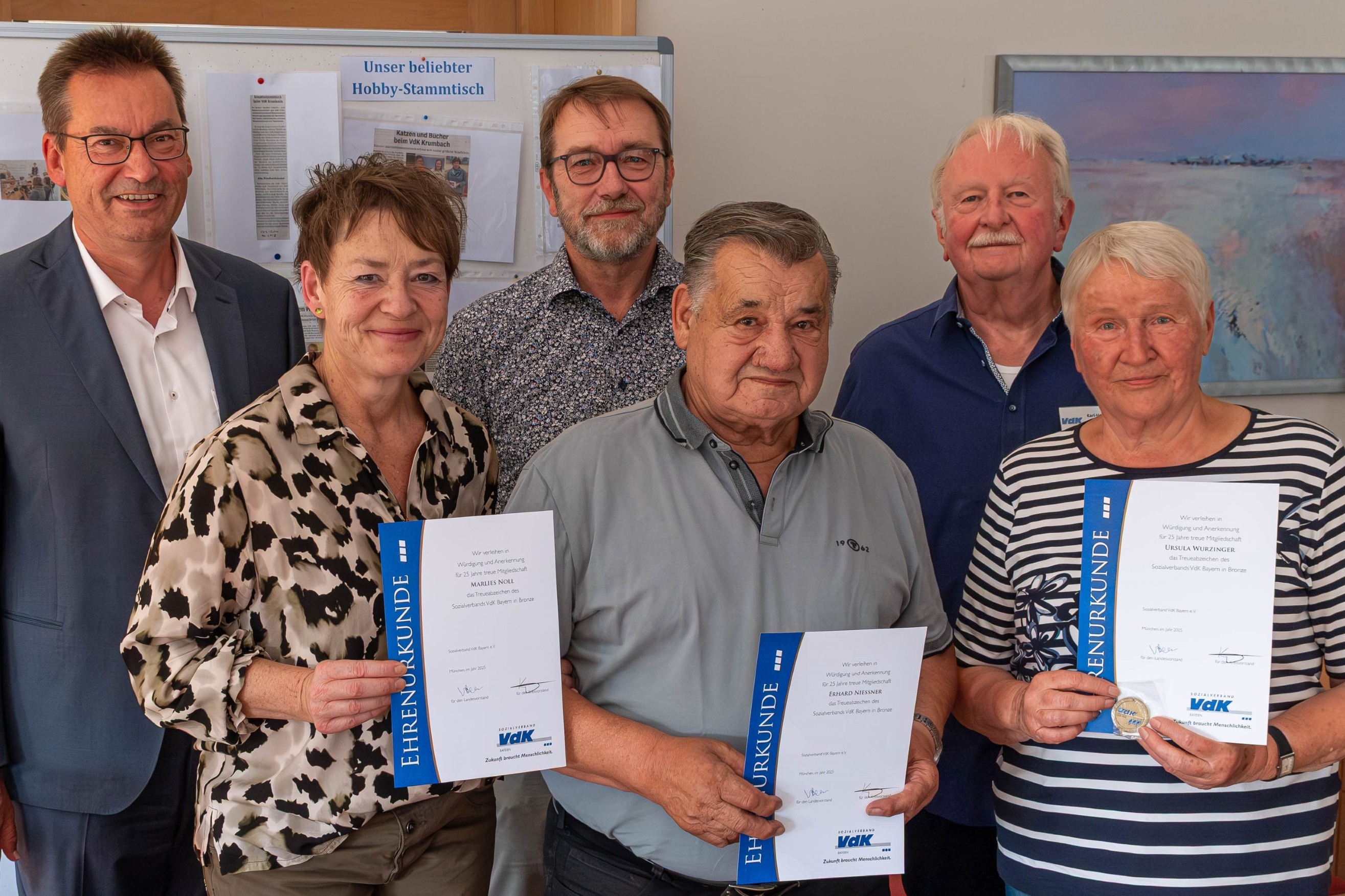 Erinnerungsfoto mit den Geehrten (von links) 1. Bügermeister Hubert Fischer, Marlis Noll (25 Jahre), Kreisgeschäftsführer Frederic Fuchs, Erhard Nissner ( 25 Jahre), 1. Vorsitzender Karl-Heinz Heberle, Ursula Wurzinger (25 Jahre) Erinnerungsfoto mit den Geehrten (von links) 1. Bügermeister Hubert Fischer, Marlis Noll (25 Jahre), Kreisgeschäftsführer Frederic Fuchs, Erhard Nissner ( 25 Jahre), 1. Vorsitzender Karl-Heinz Heberle, Ursula Wurzinger (25 Jahre)