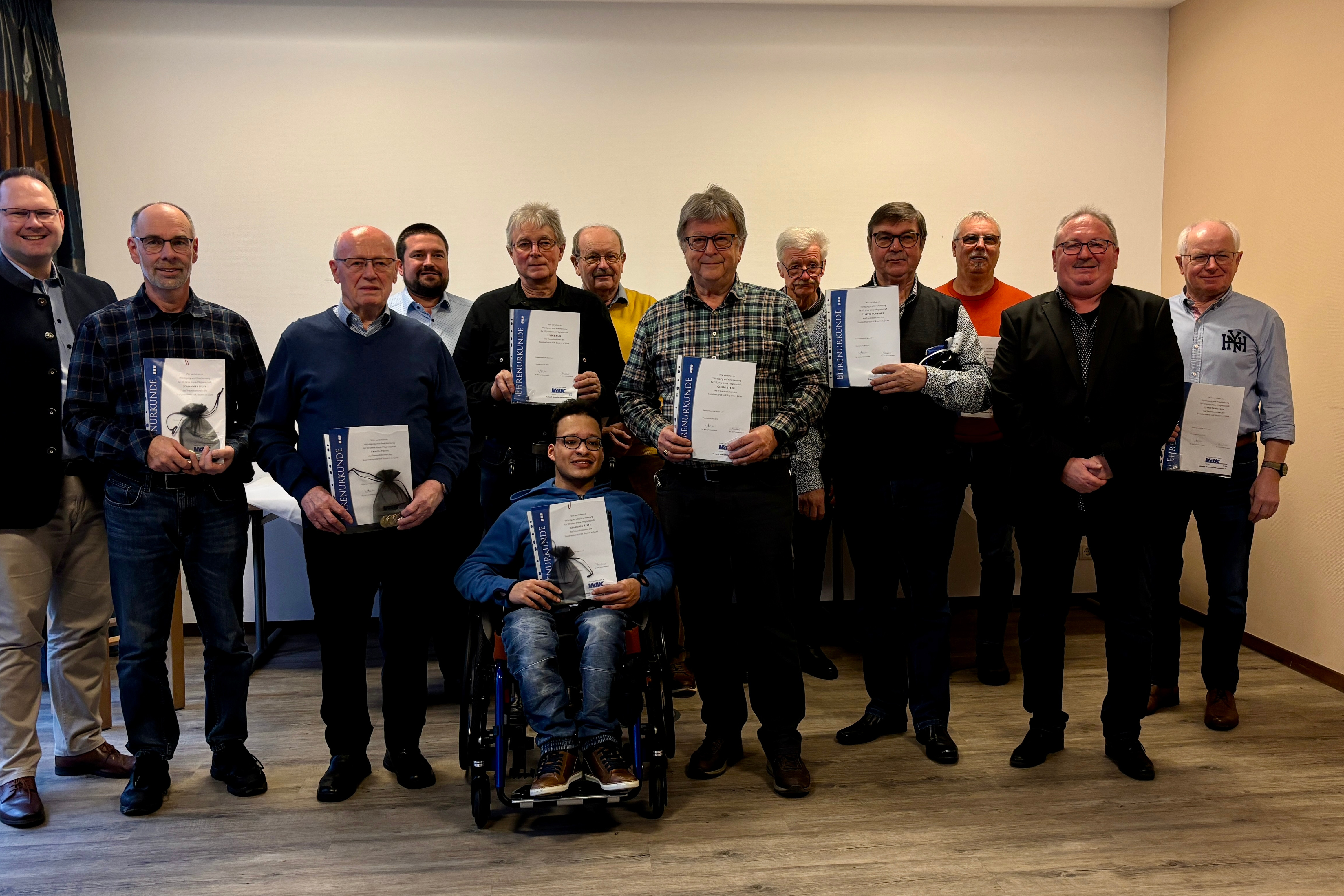 Auf dem Bild: Kreisgeschäftsführer Michael Kornheim, Georg Neudecker (30J), Heinz Karl (10J), Klaus Winheim (10J), Bürgermeister Michael Hombach, Johannes Nuss (20J), Erwin Fehn (50J), Georg Sterr (10J), Johannes Reitz (20J), Walter Scheiner (10J), Klaus Klüpfel (10J), 1. Vors. OV Karlstadt Johannes Netrval, Otto Weiglein (10J)