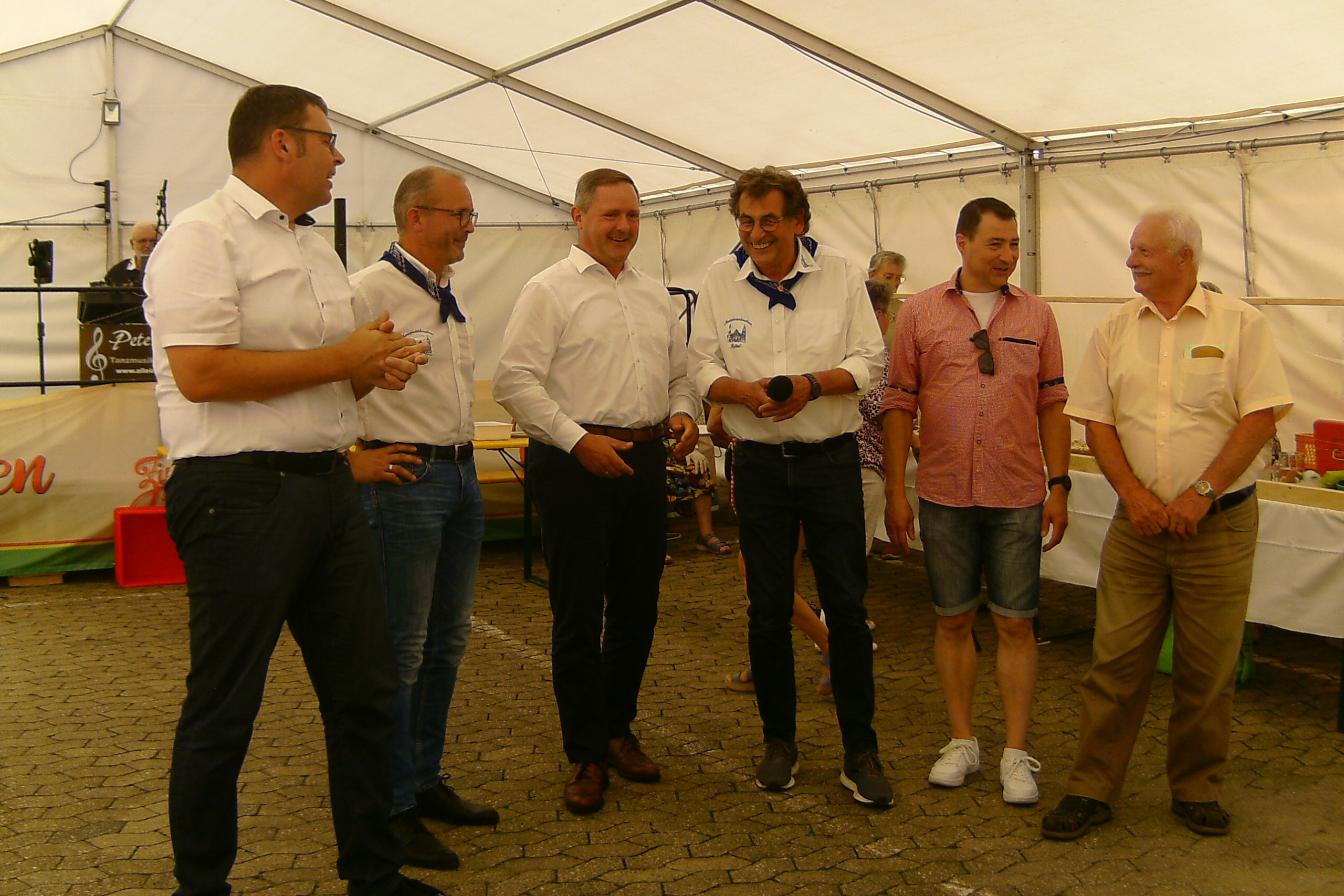 von links: Erster B&uuml;rgermeister Rainer Gegner, Tobias Winkler, MdB; Landrat Bernd Obst, Altb&uuml;rgermeister Johann V&ouml;lkl, Zweiter B&uuml;rgermeister Matthias Priesnitz und VdK Ortsvorsitzender Walter Hartmann